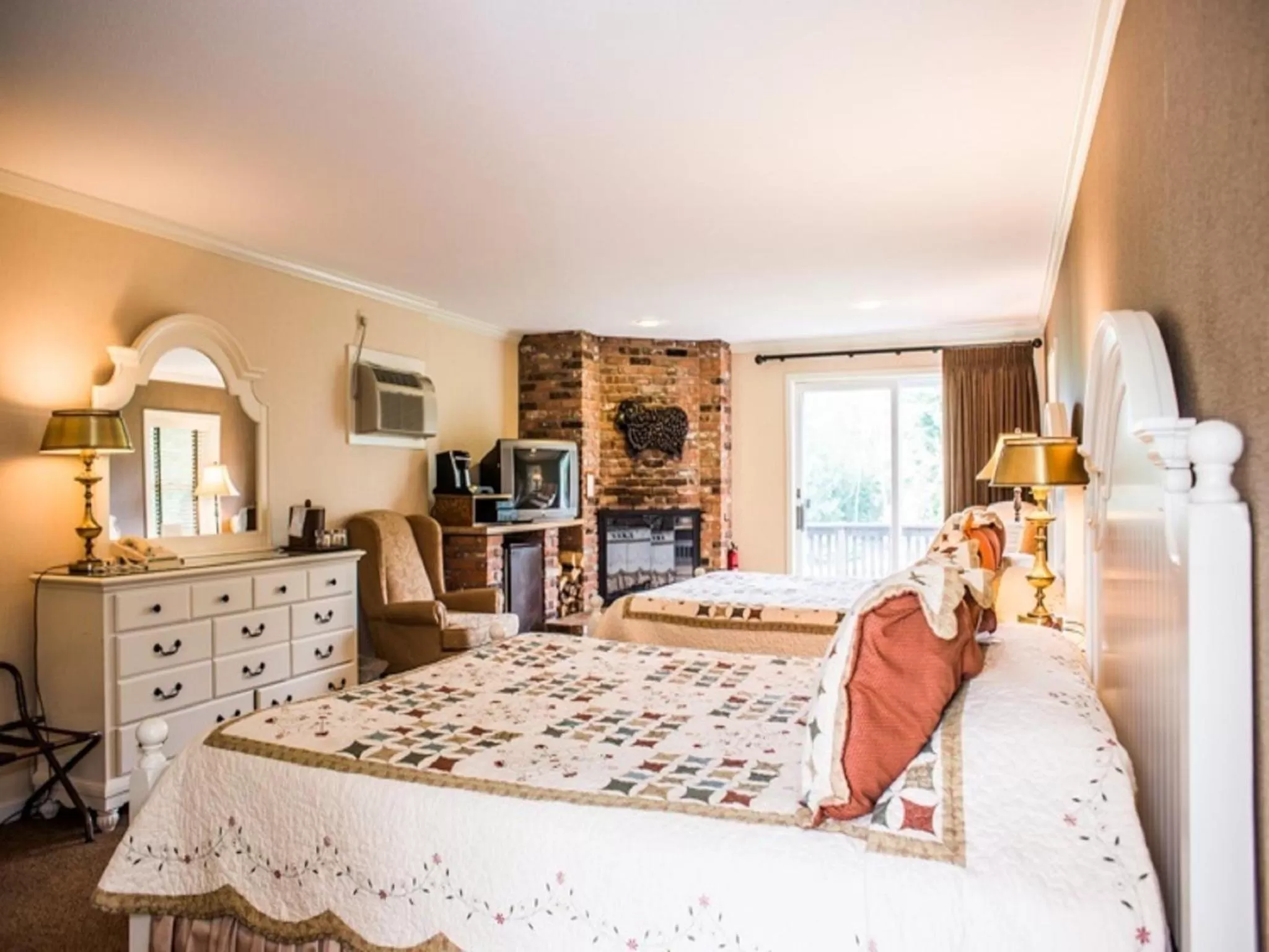 Photo of the whole room, Bed in Manchester View