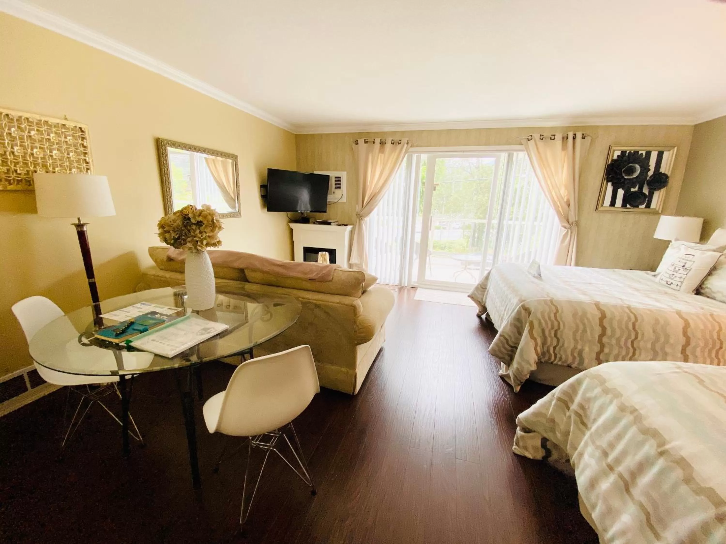 Bed in Evergreen Bed & Breakfast