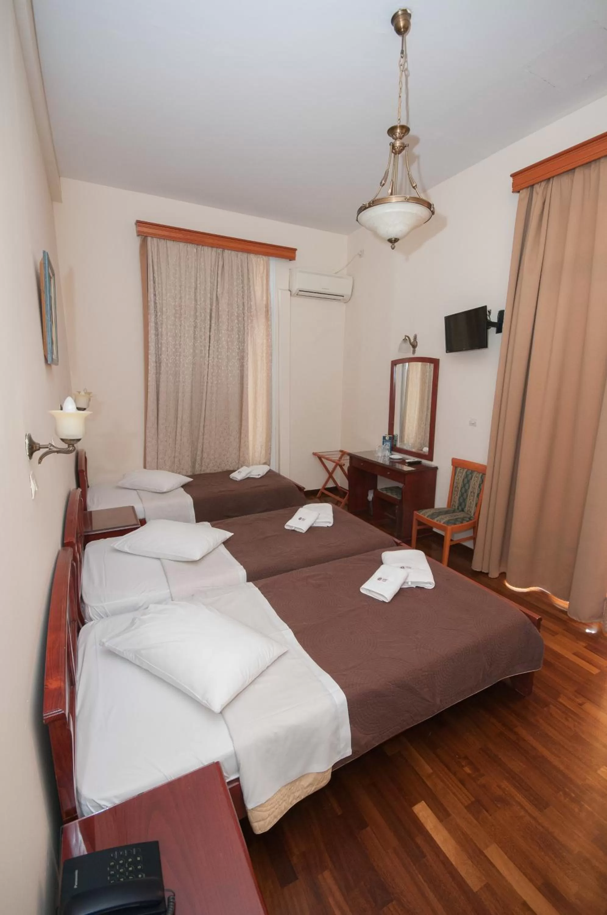 Photo of the whole room, Bed in Cecil Hotel