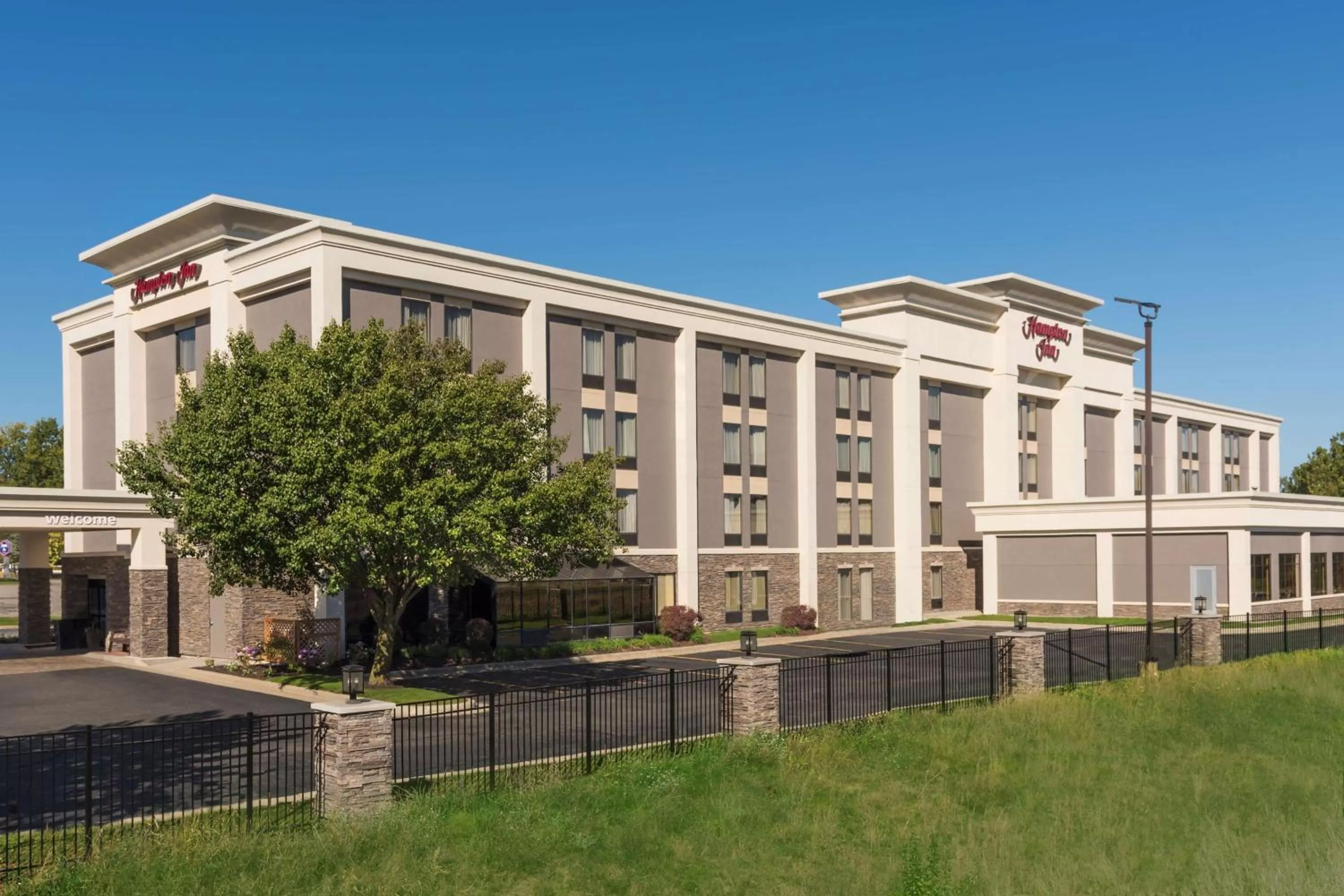 Property building in Hampton Inn Grand Rapids-South