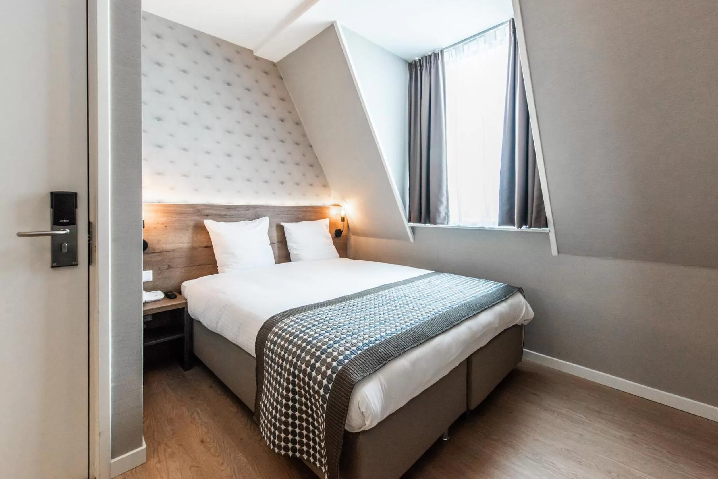 Bedroom, Bed in Melrose Hotel