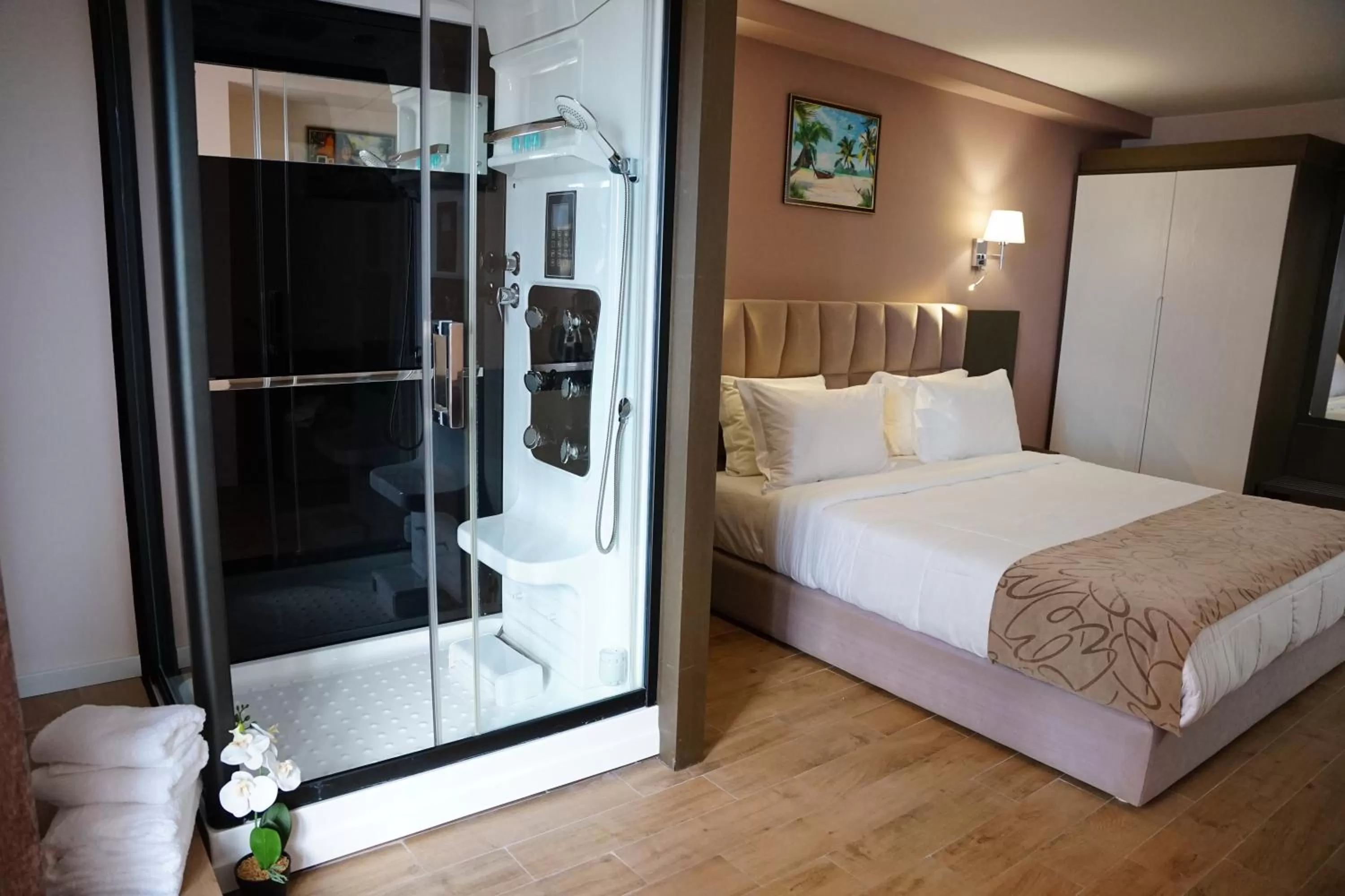 Shower, Bed in Doanesia Premium Hotel & Spa