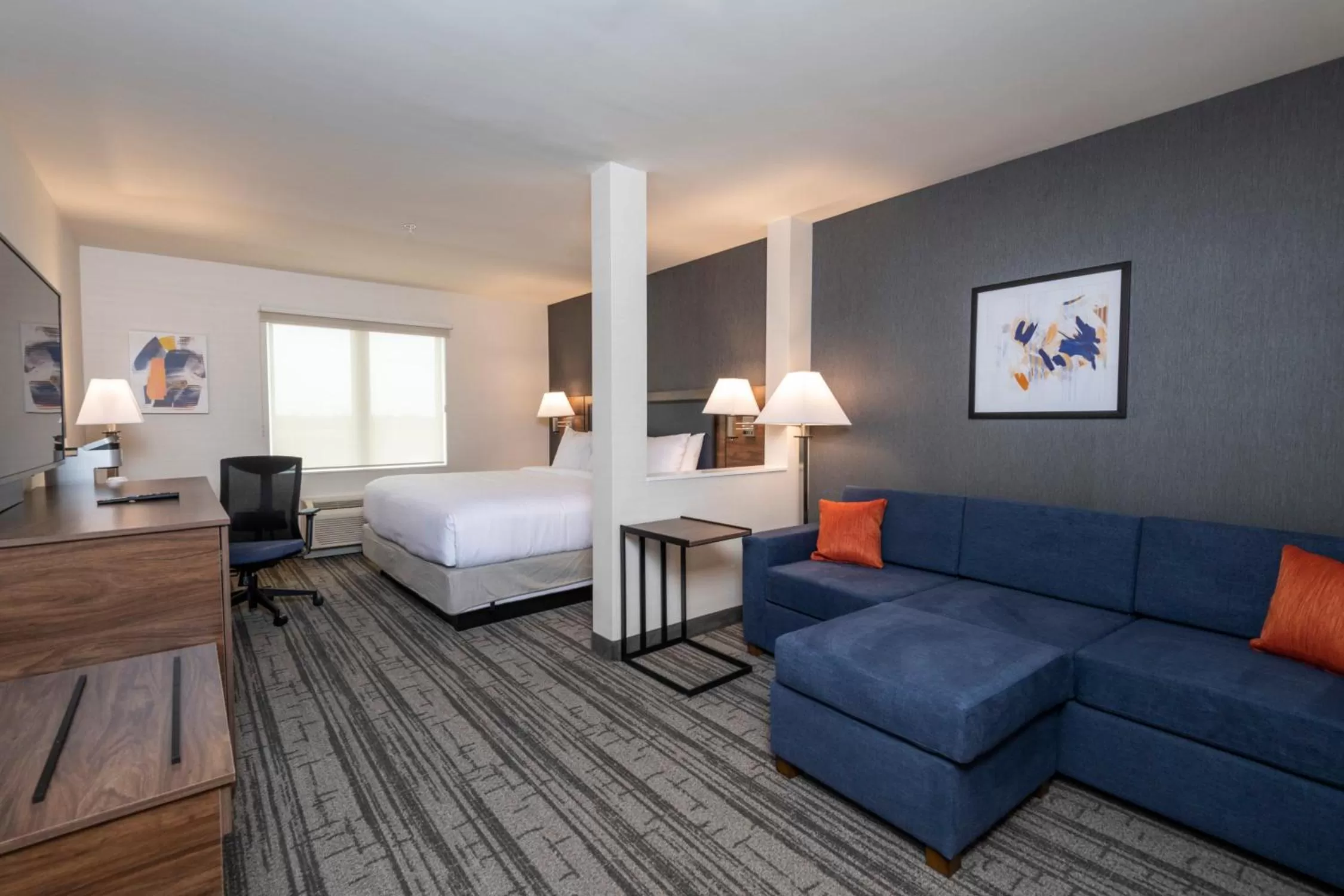 Living room, Bed in Comfort Inn & Suites