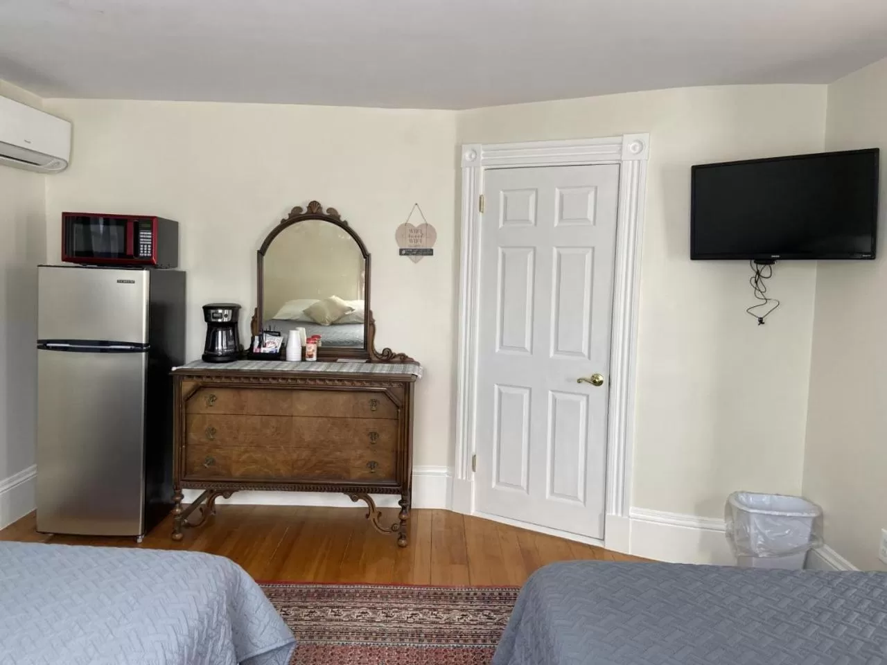 Bed in The Whitetail Inn and Suites- Lincoln