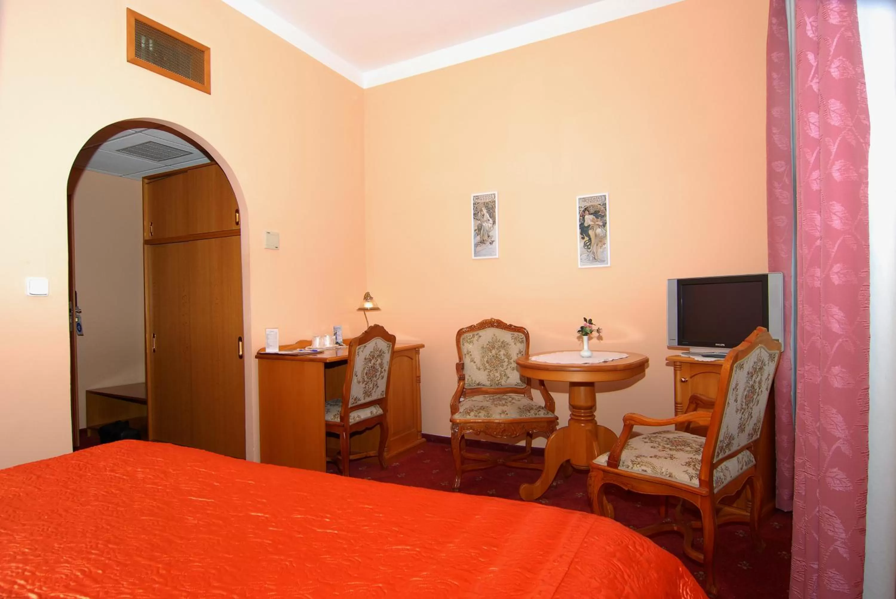 Photo of the whole room, Bed in Hotel Opera