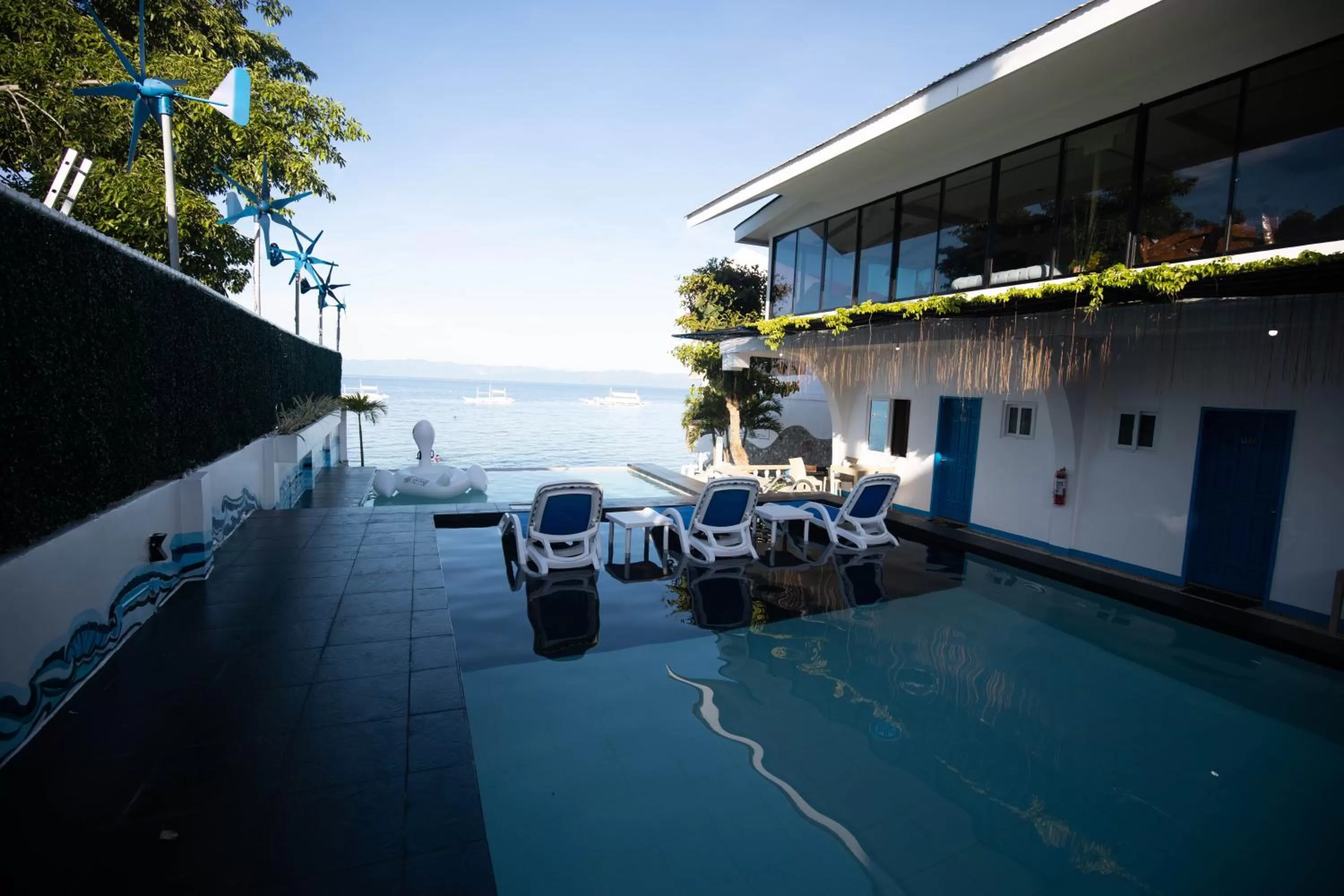 Swimming pool in Pescadores Suites Moalboal