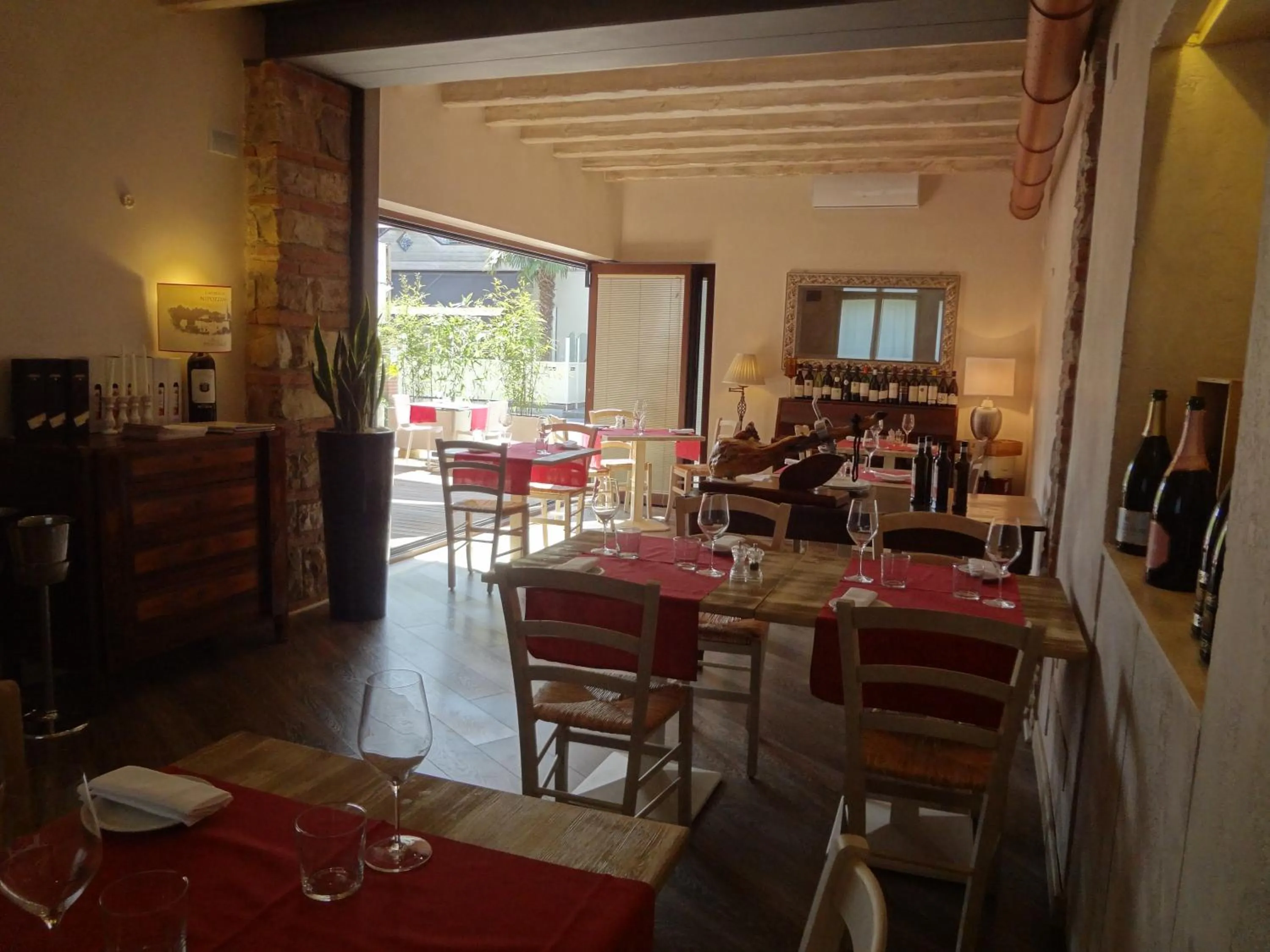 Restaurant/places to eat in Hotel Noce