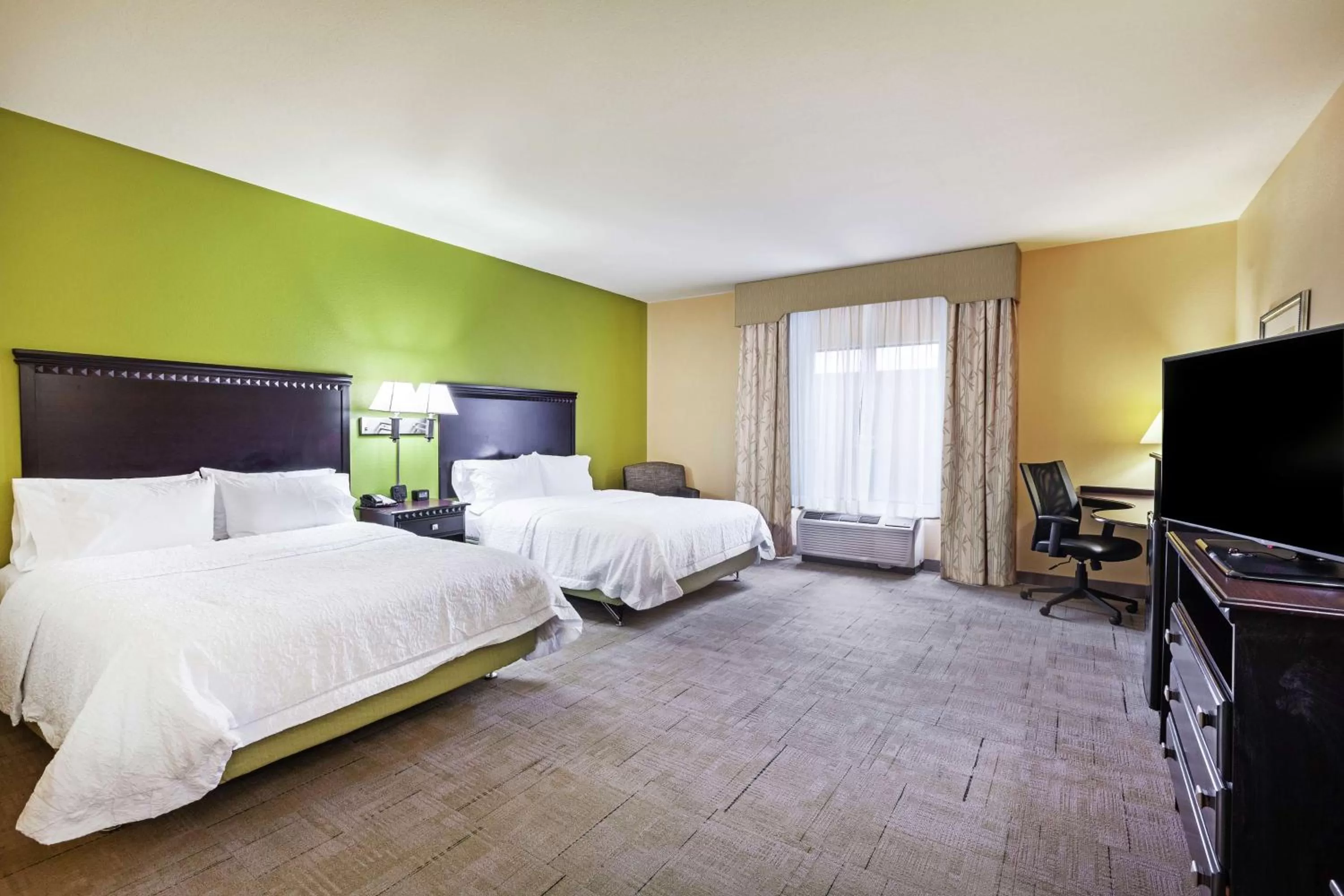 Bedroom, Bed in Hampton Inn & Suites Owasso