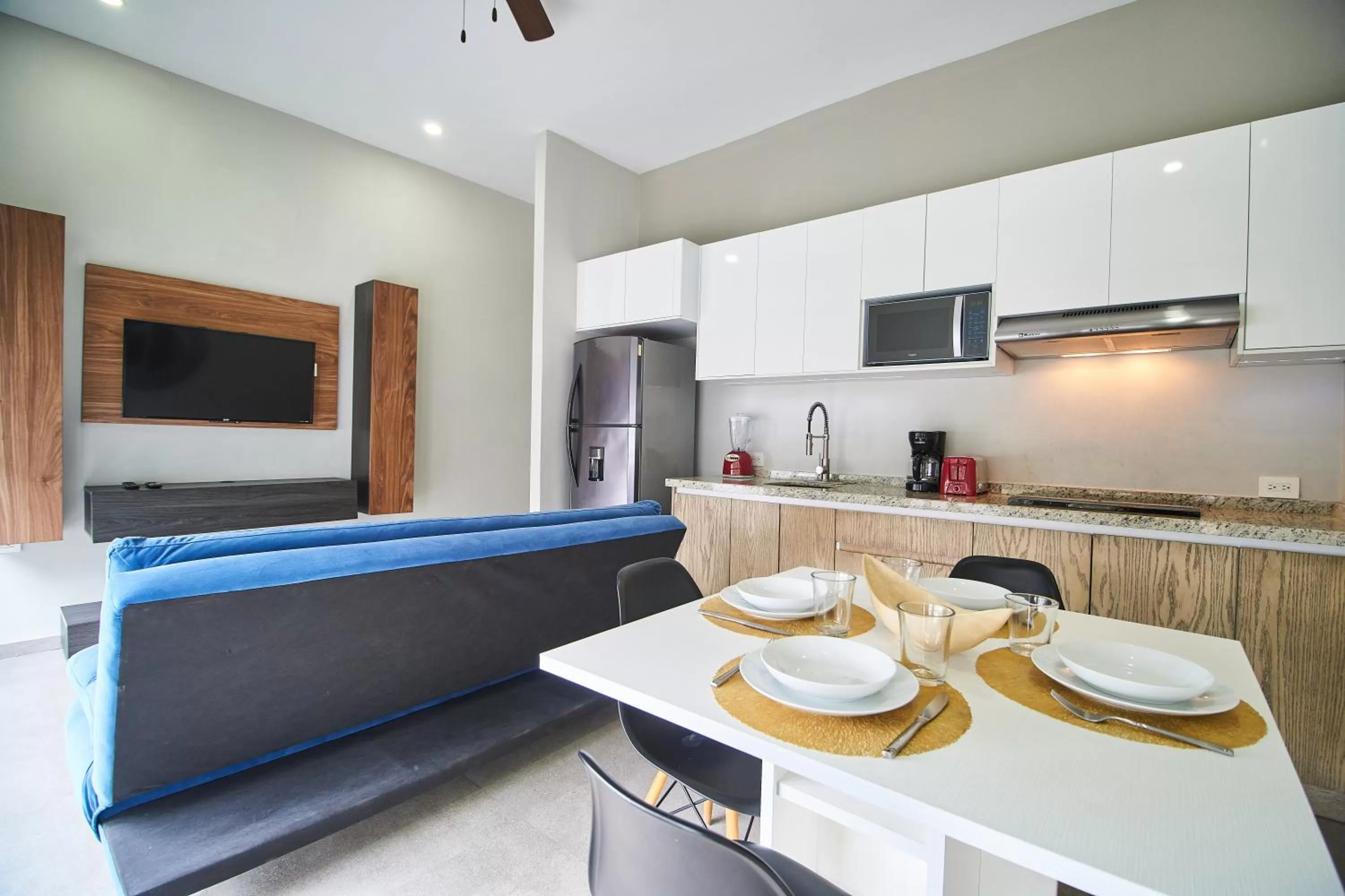 TV and multimedia, Dining Area in Torre 42 Playa del Carmen by Lockey