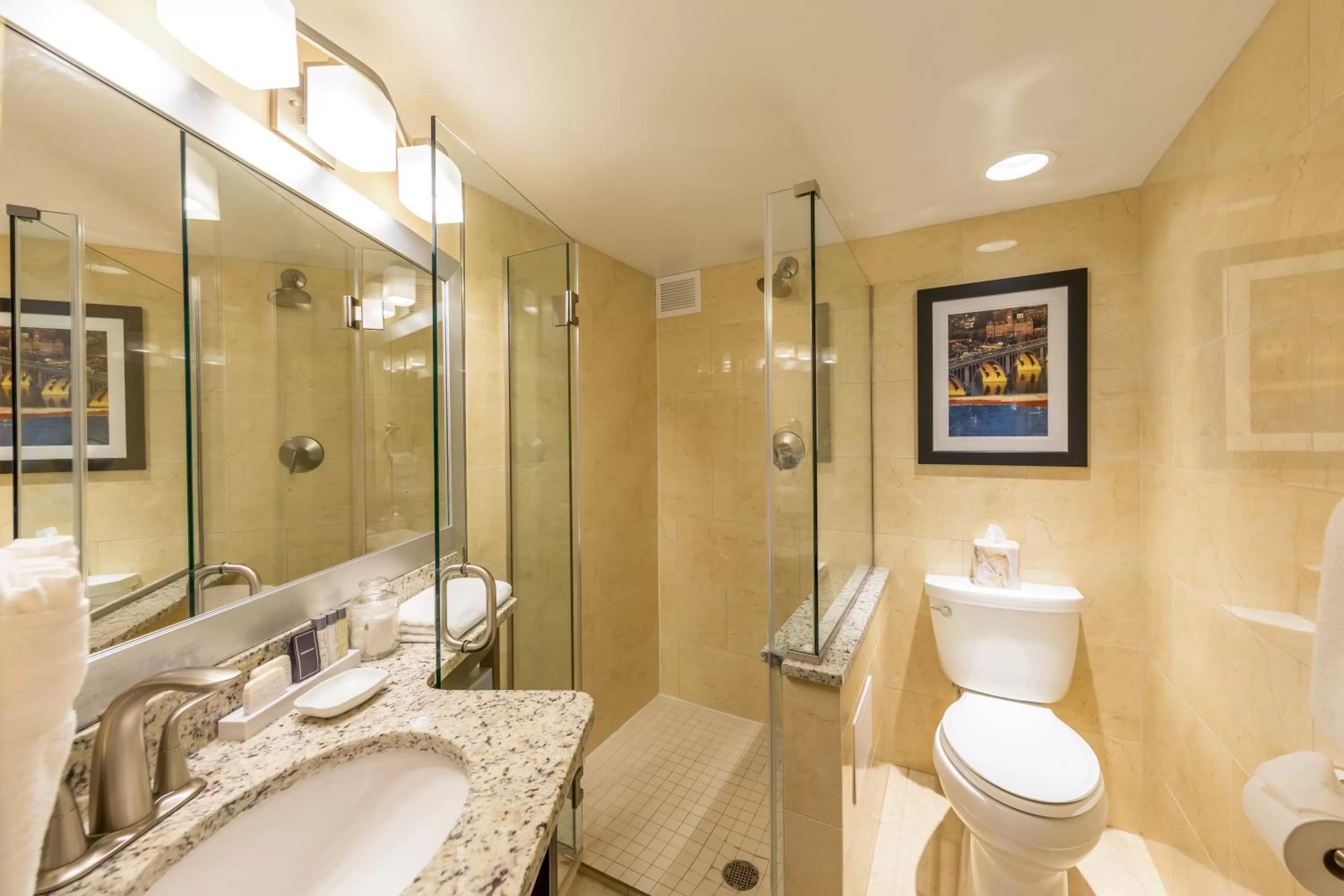 Toilet in The Georgetown Inn