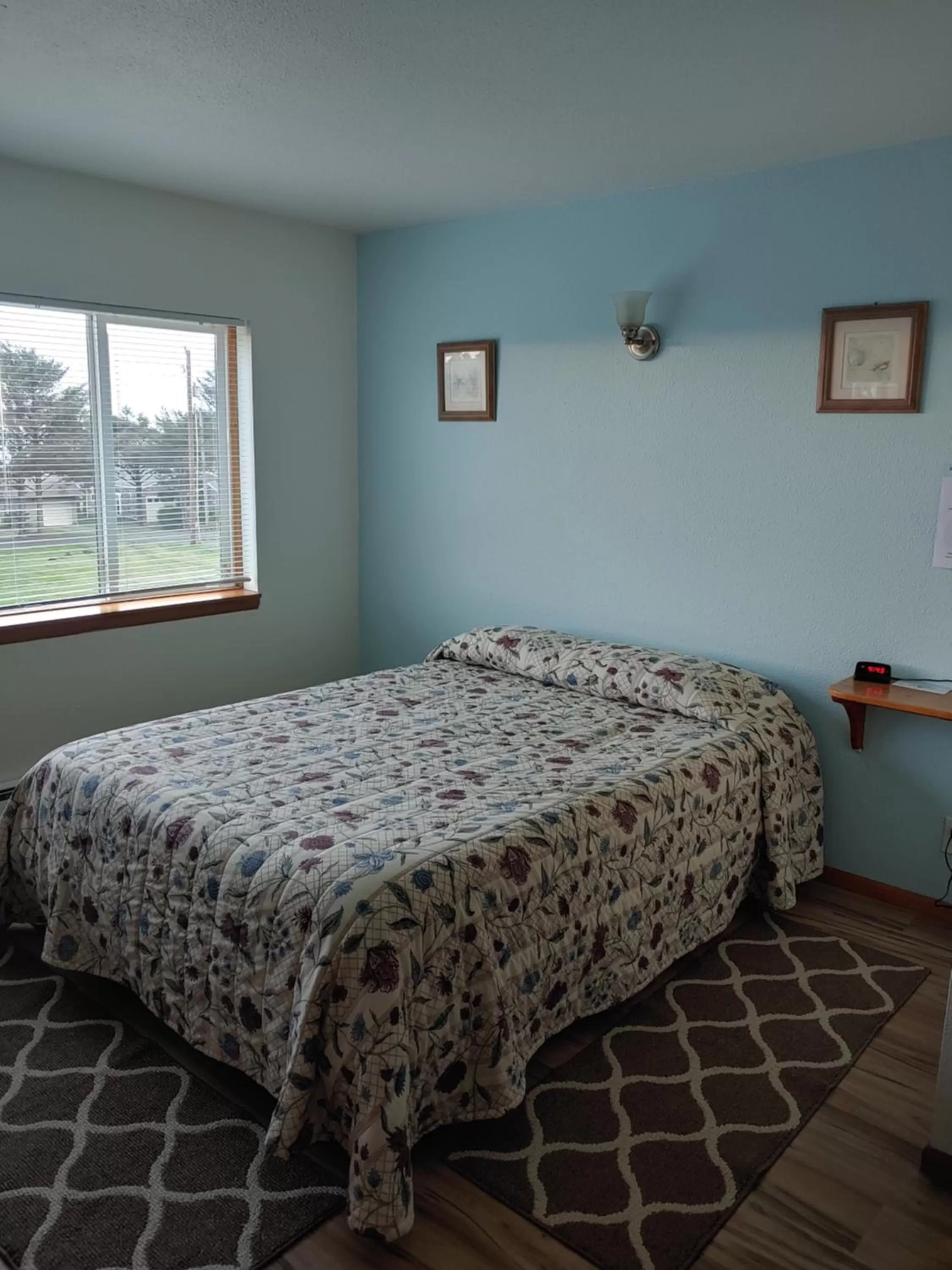 Bed in The Dublin House Motel