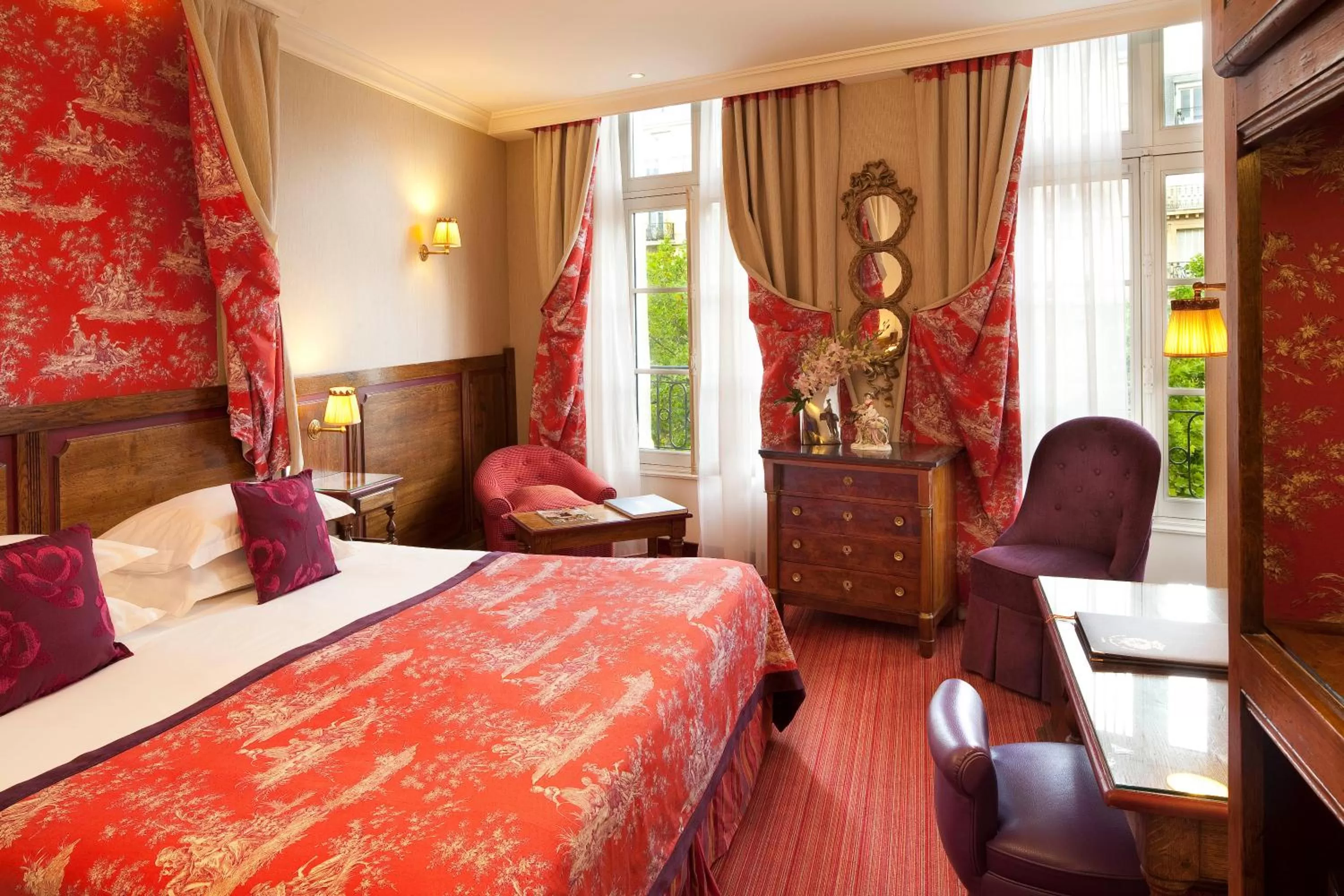Photo of the whole room, Bed in Au Manoir Saint Germain