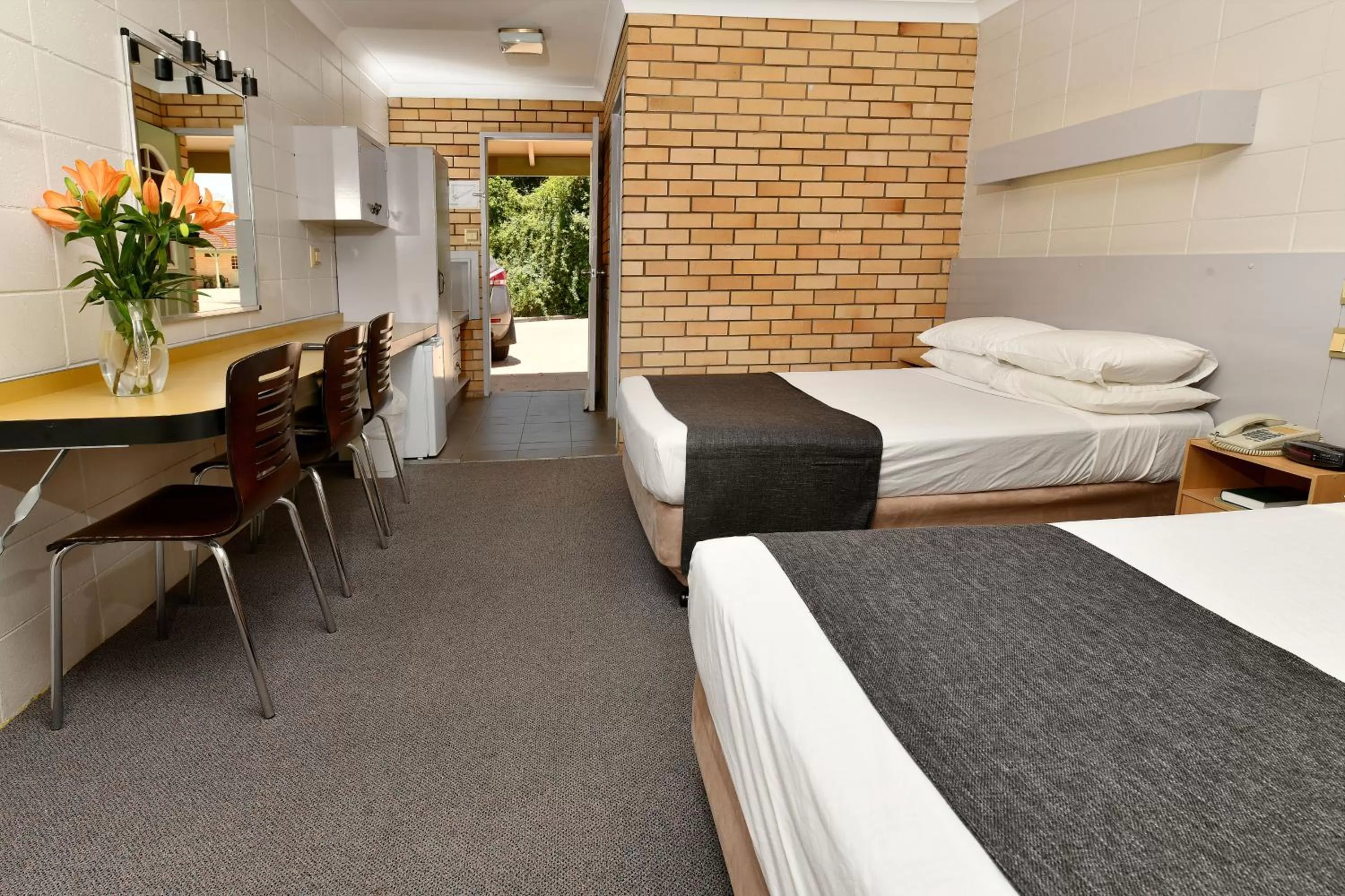 Bed in Burke and Wills Motor Inn