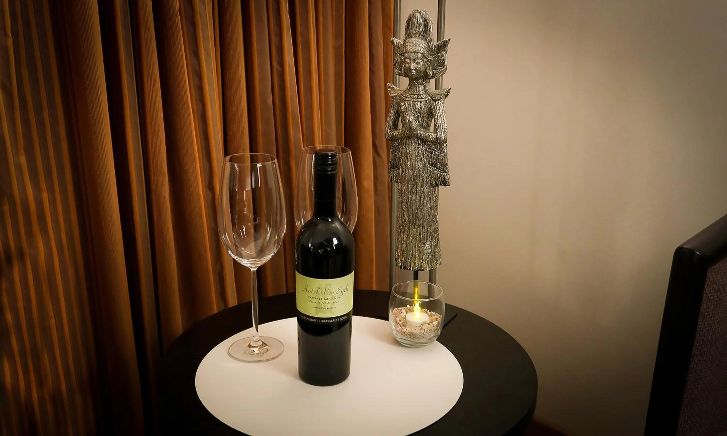 Bedroom in Hotel Van Eyck