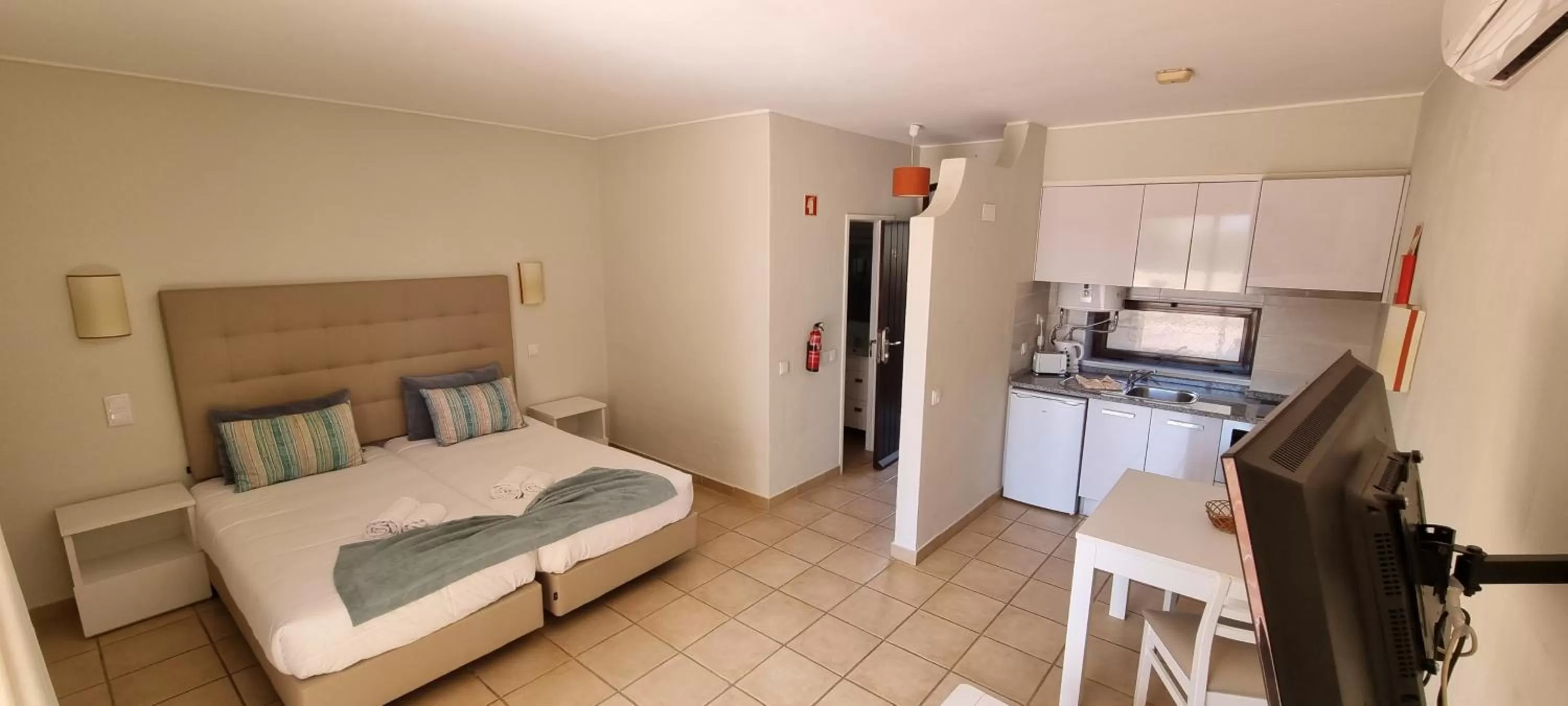 Bed in Albufeira Jardim by Umbral