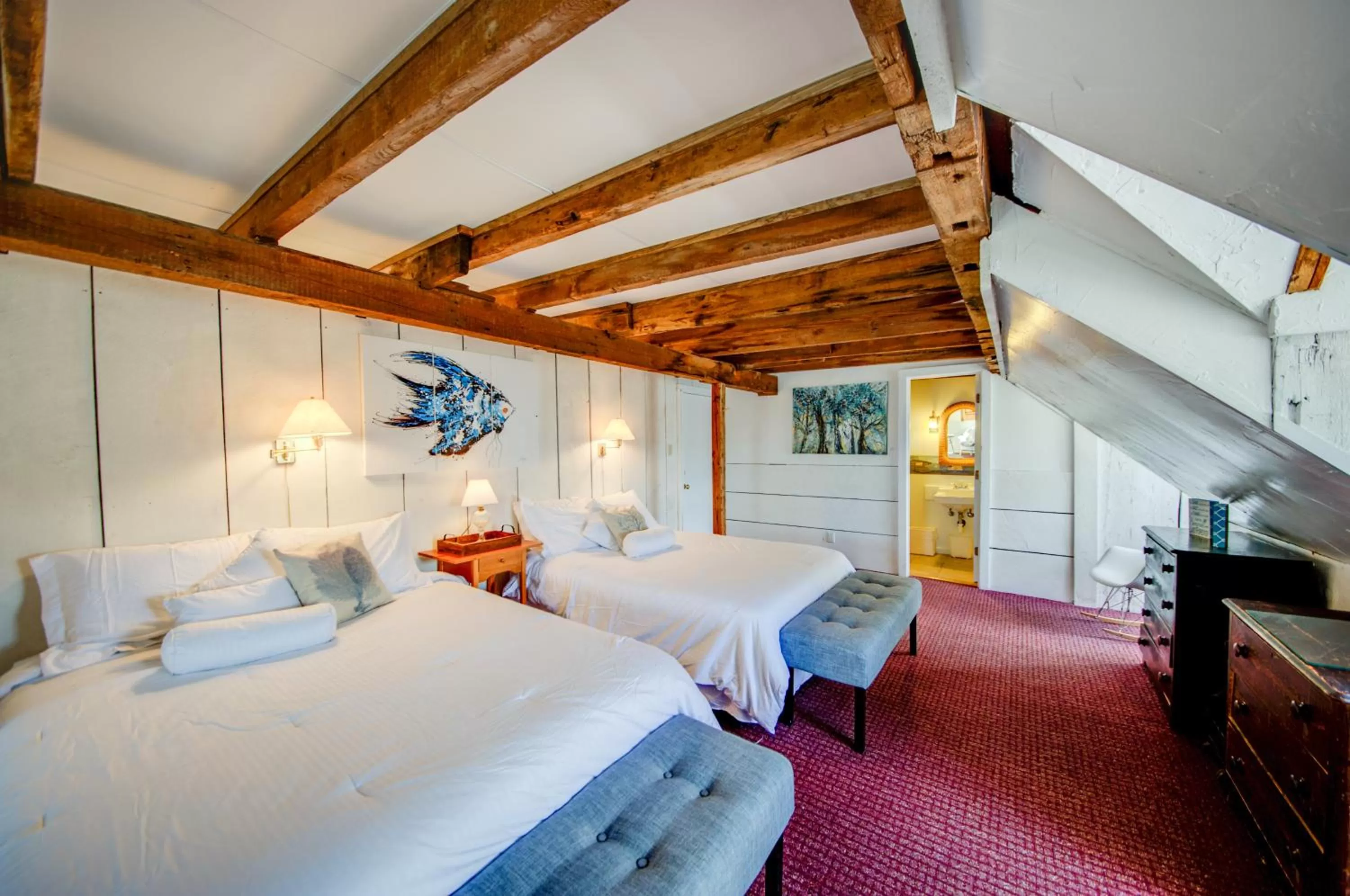 Photo of the whole room, Bed in Copper Swan