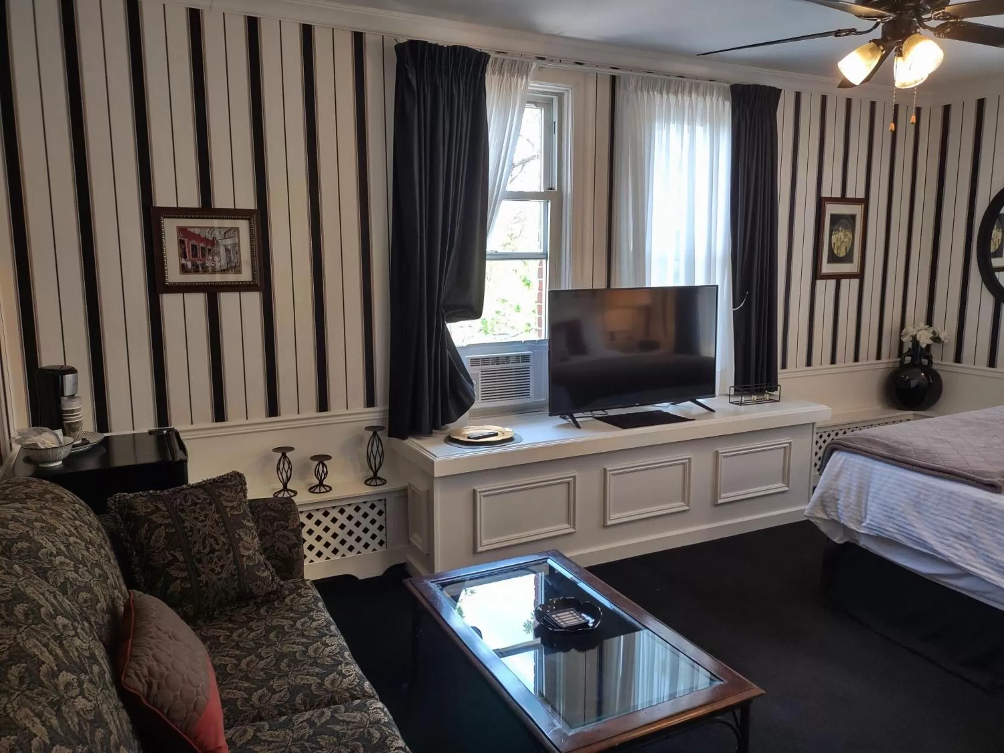 TV and multimedia, TV/Entertainment Center in The King George Inn