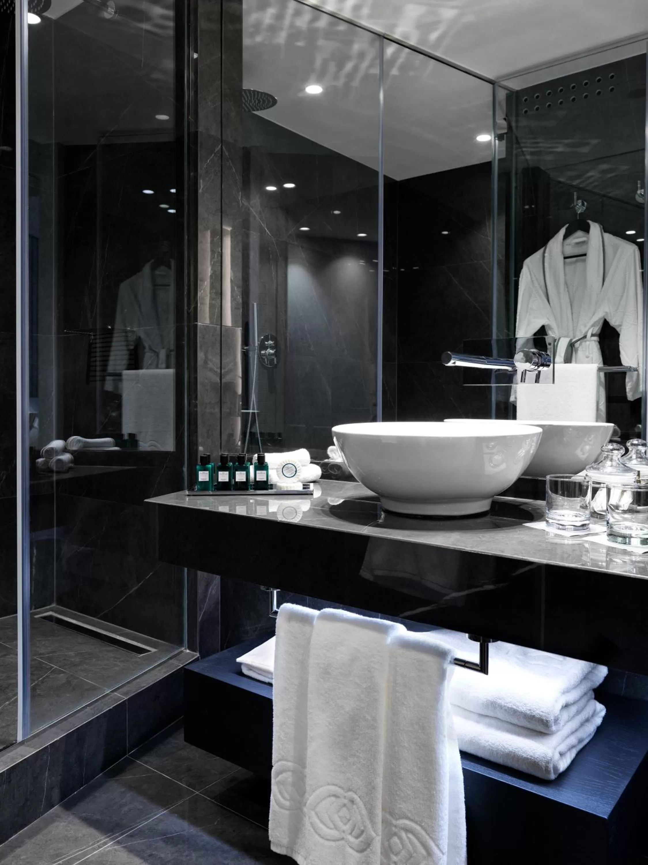 Shower in Sofitel Athens Airport