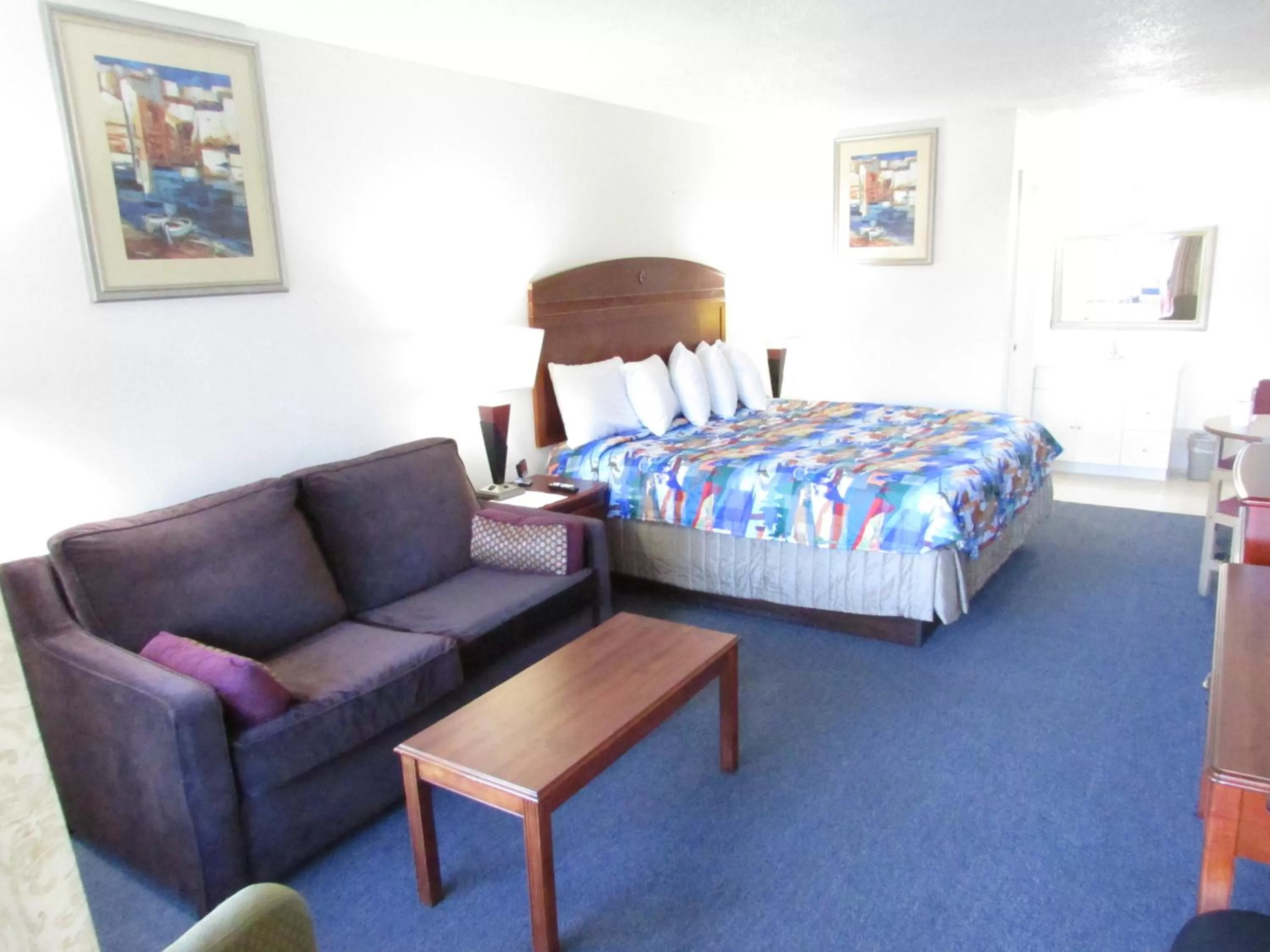 Bed in Parsons Inn and Extended Stay