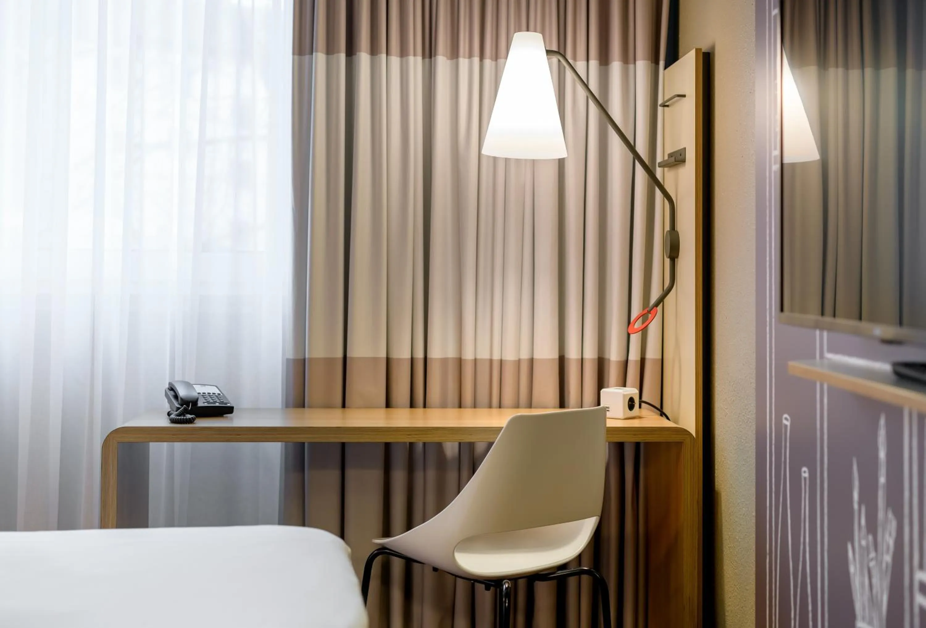 Seating area, Bed in ibis Nürnberg City am Plärrer