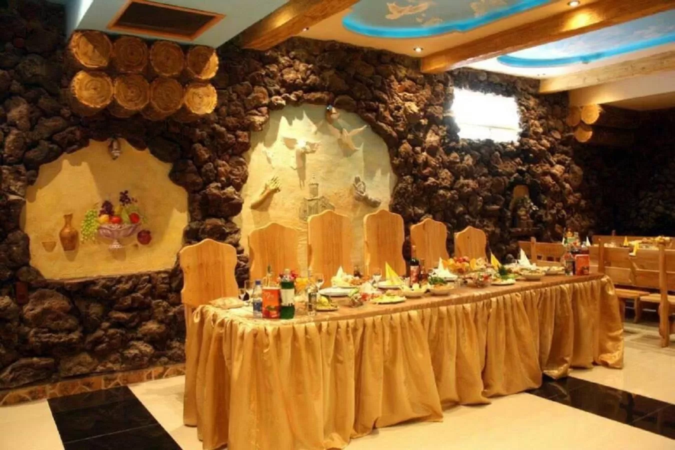 Restaurant/places to eat in Zangezur Hotel