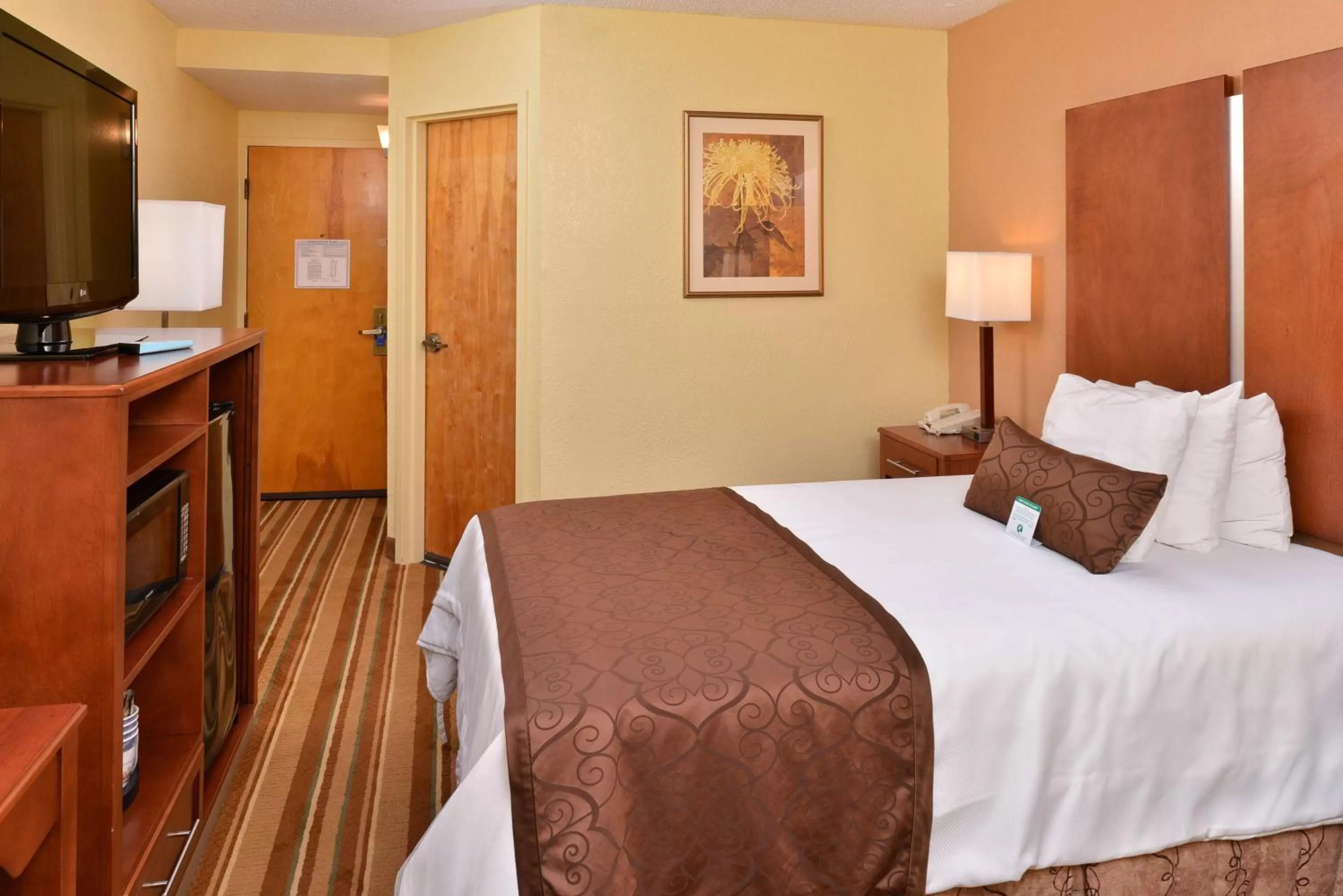 Photo of the whole room, Bed in Best Western Plus Richmond