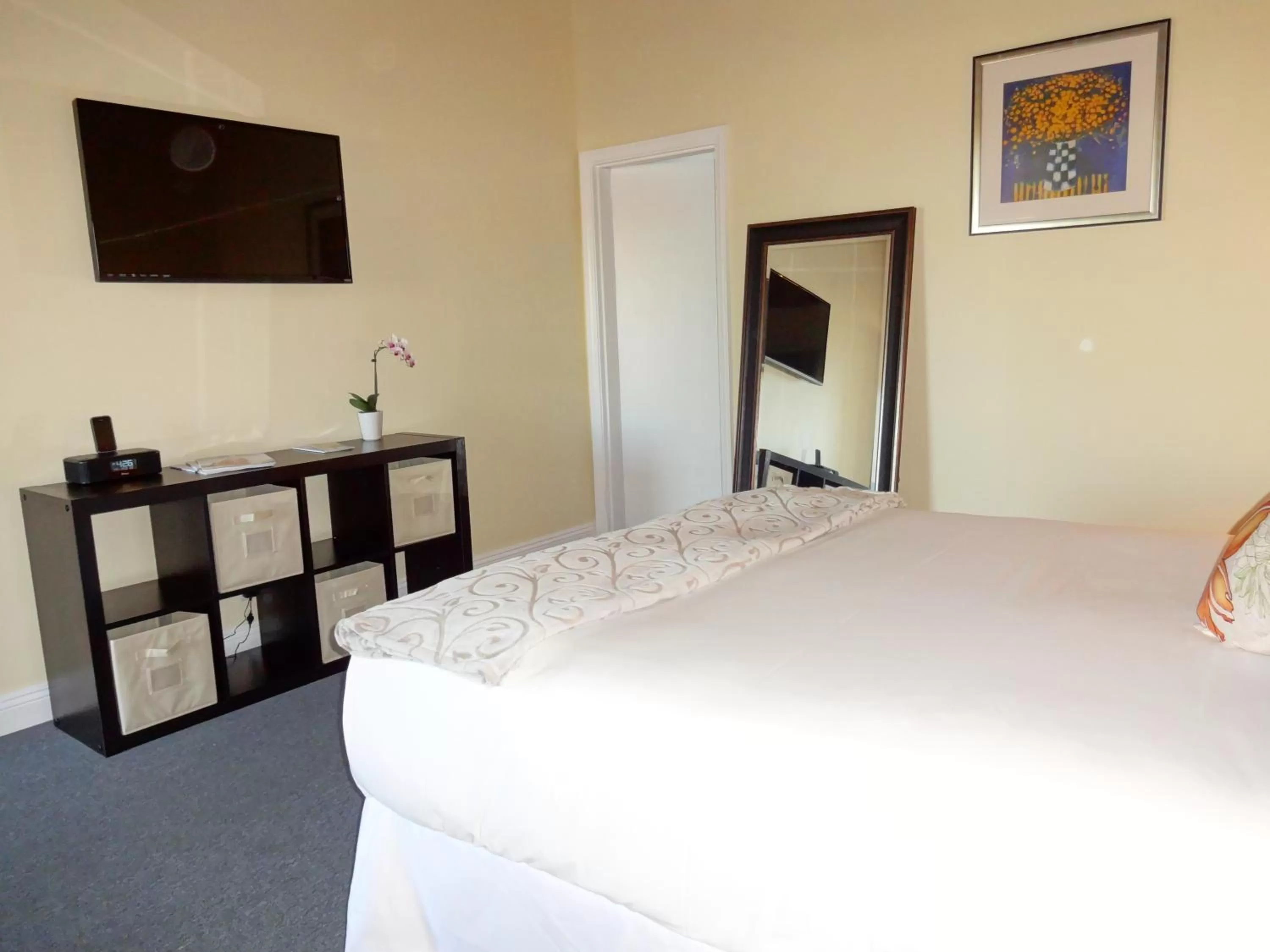 TV and multimedia, Bed in The Presidio