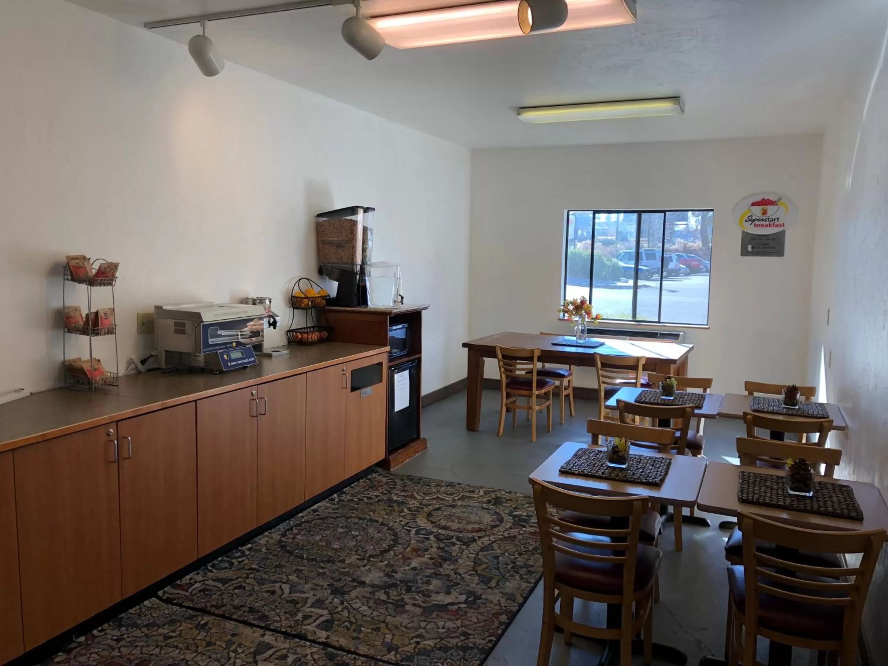 Buffet breakfast in Super 8 by Wyndham Bend