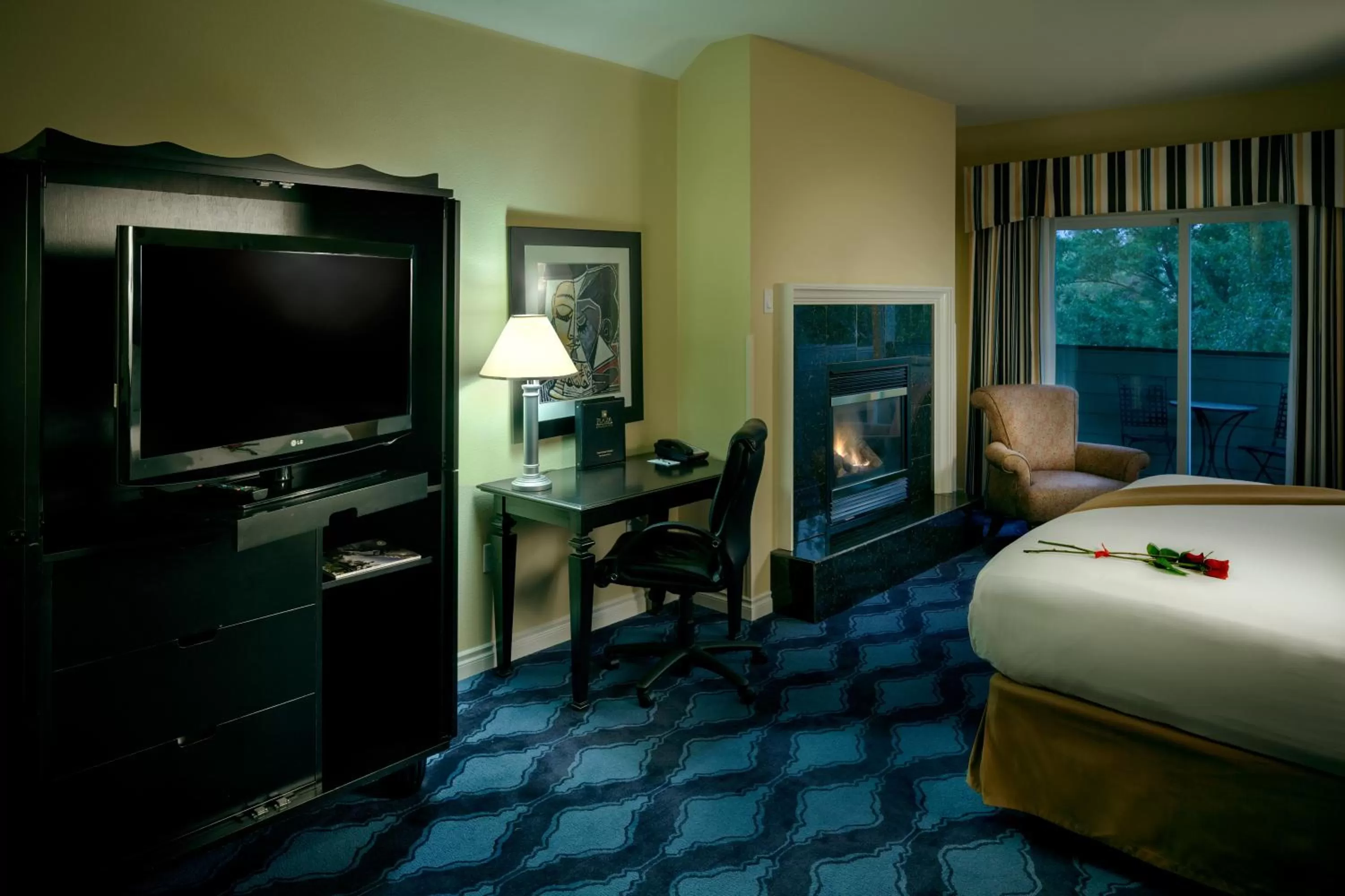 Seating area, Bed in Plaza Inn & Suites at Ashland Creek