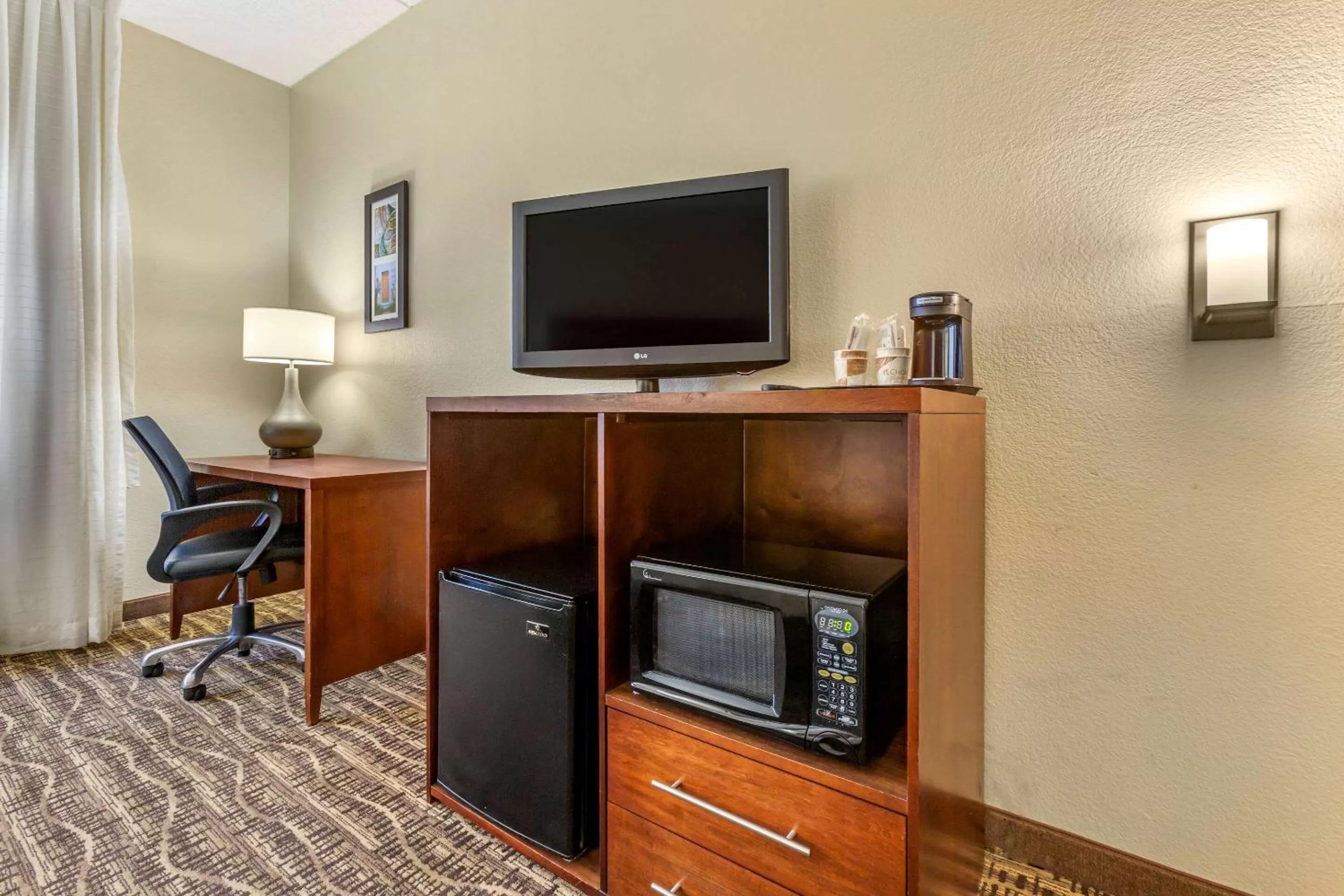 Communal lounge/ TV room in Comfort Inn & Suites Phoenix North - Deer Valley