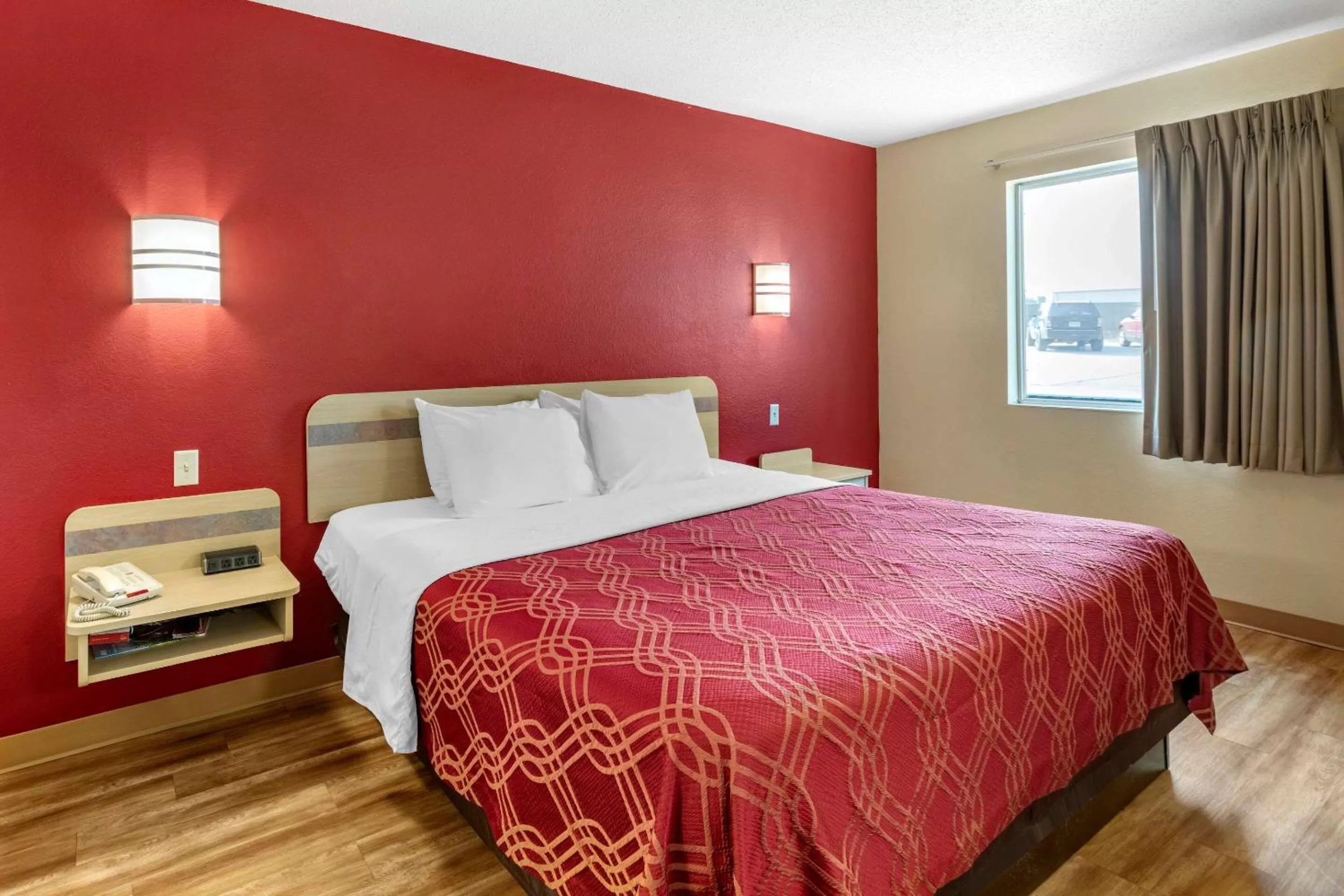 Photo of the whole room, Bed in Econo Lodge