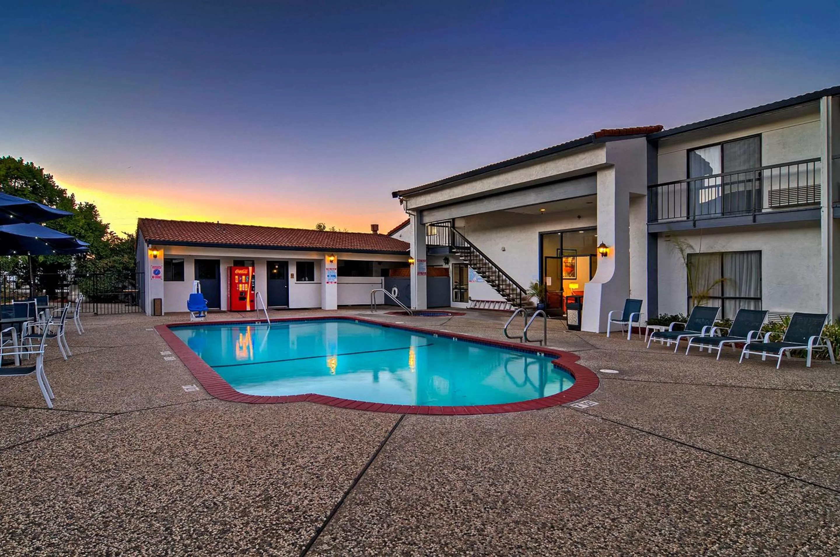Swimming pool in Quality Inn & Suites South San Jose - Morgan Hill