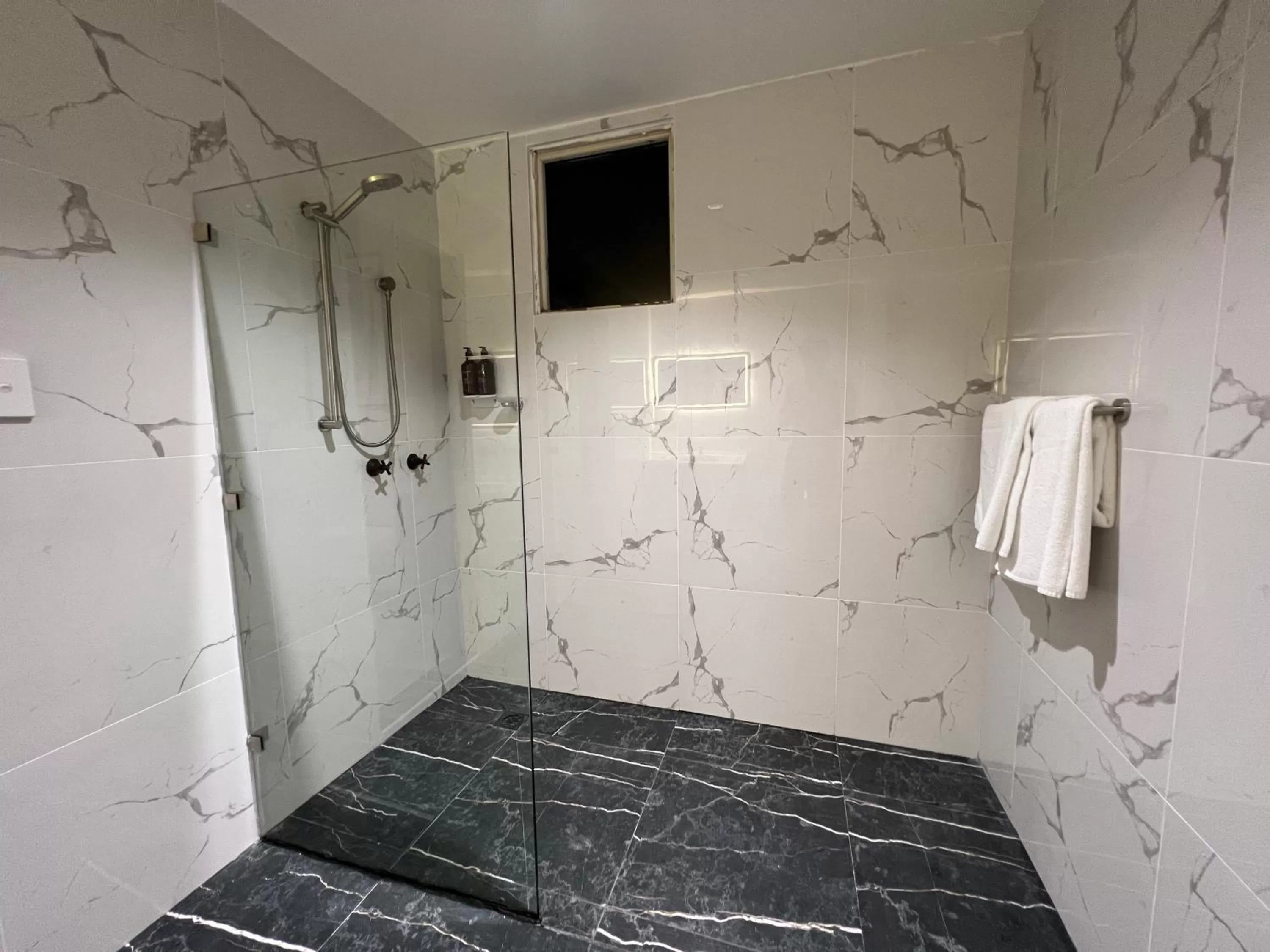 Bathroom in Lismore City Motor Inn