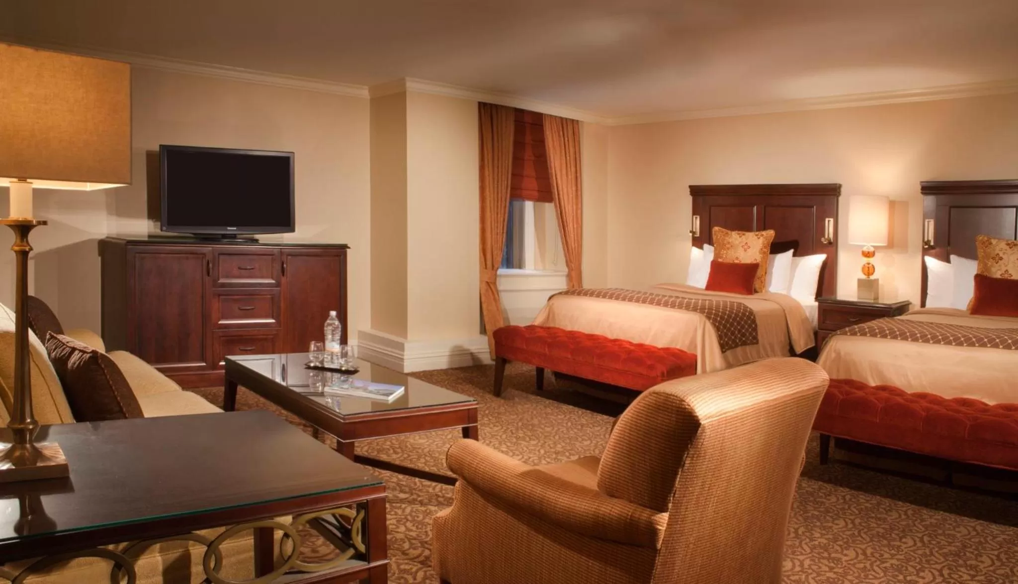 Photo of the whole room, Bed in Omni William Penn Hotel