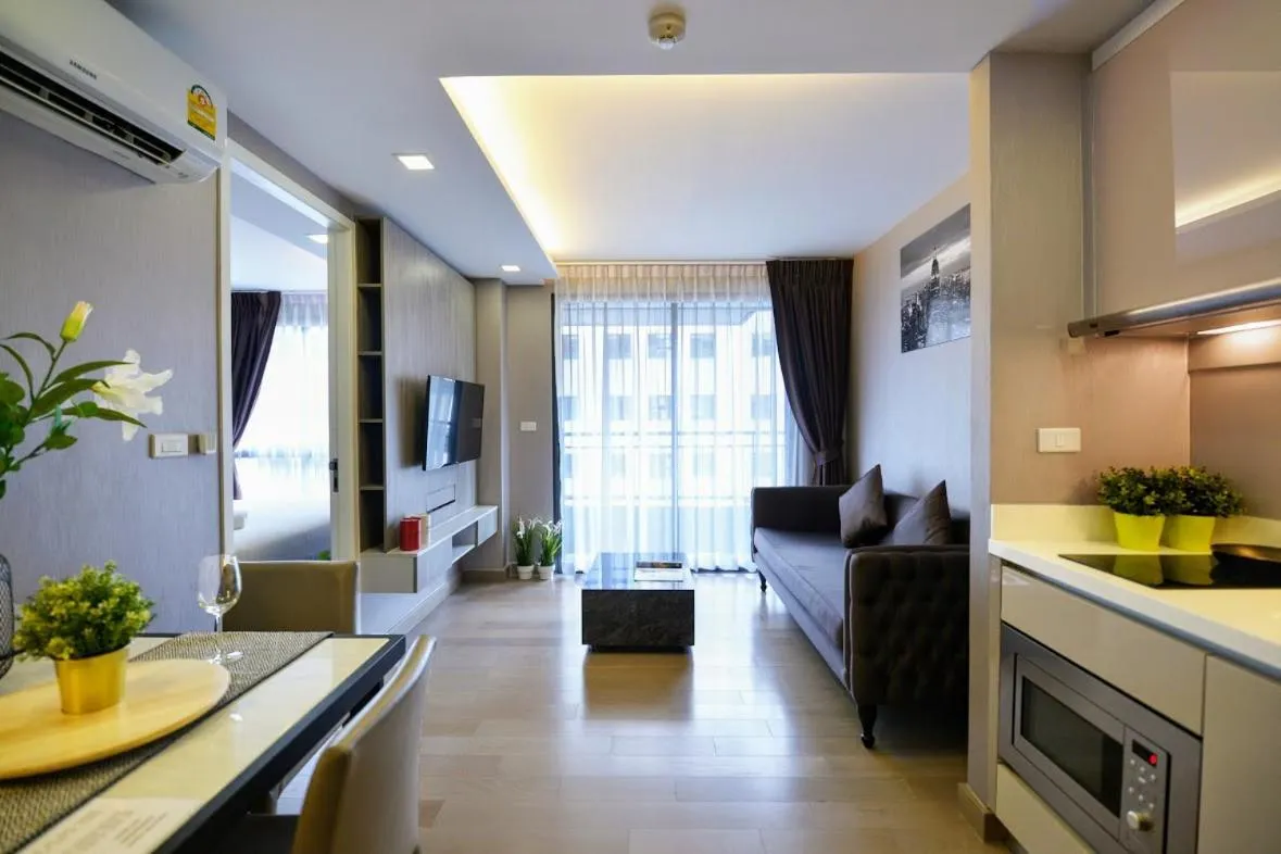 Dazzle Sukhumvit 7 by LeFoyer