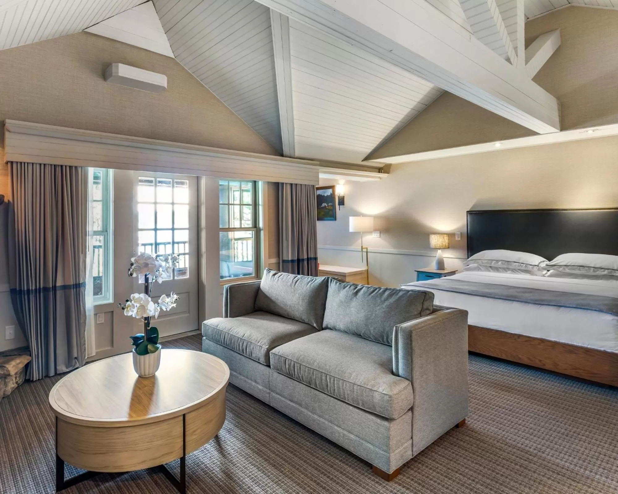 Bedroom, Bed in Mill Falls Resort Collection at the Lake