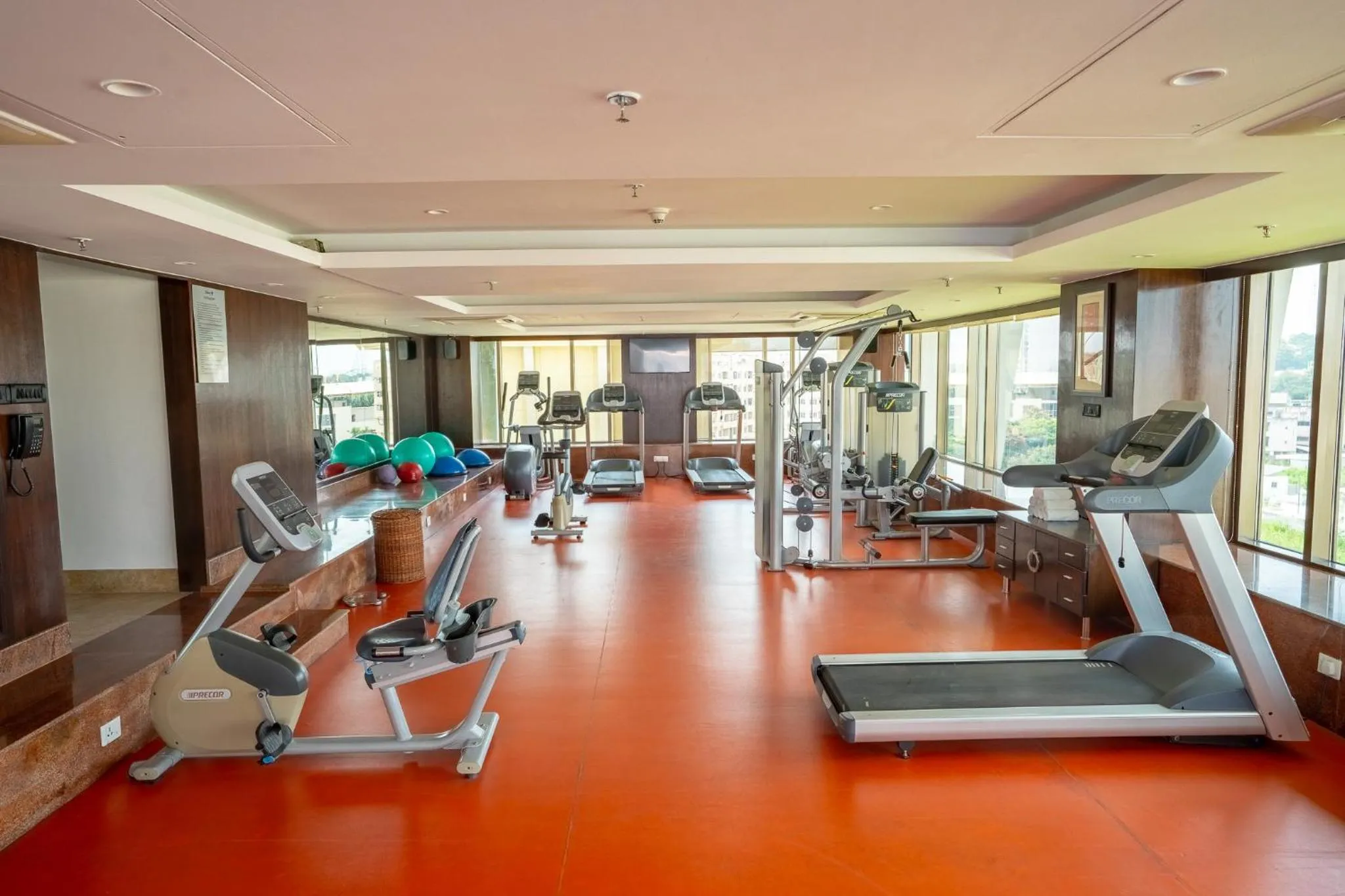 Fitness centre/facilities in Radisson Blu Pune Hinjawadi
