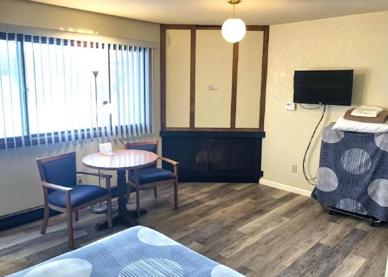 Seating area, Bed in Waterway Inn