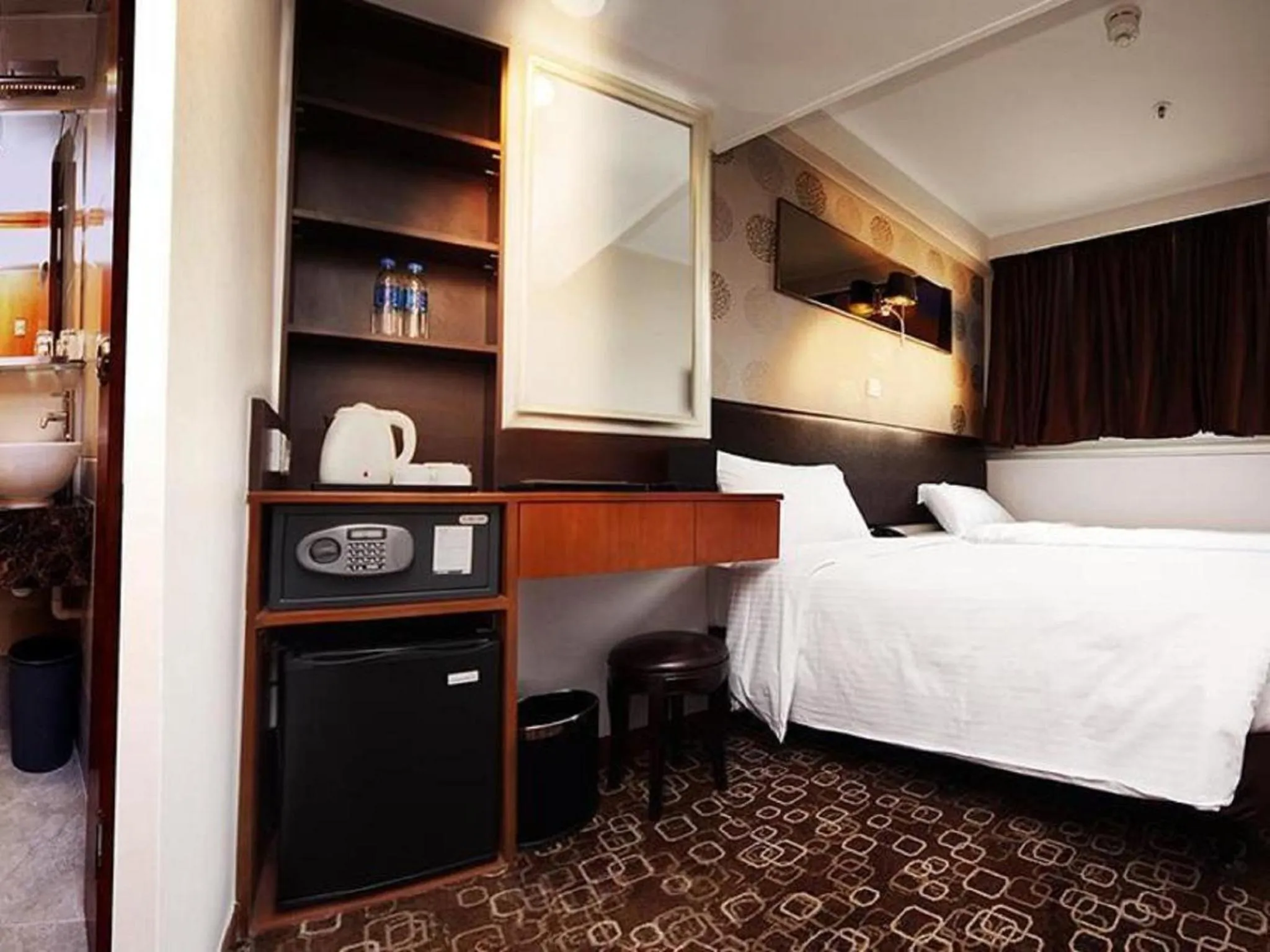 Photo of the whole room in Lander Hotel Prince Edward