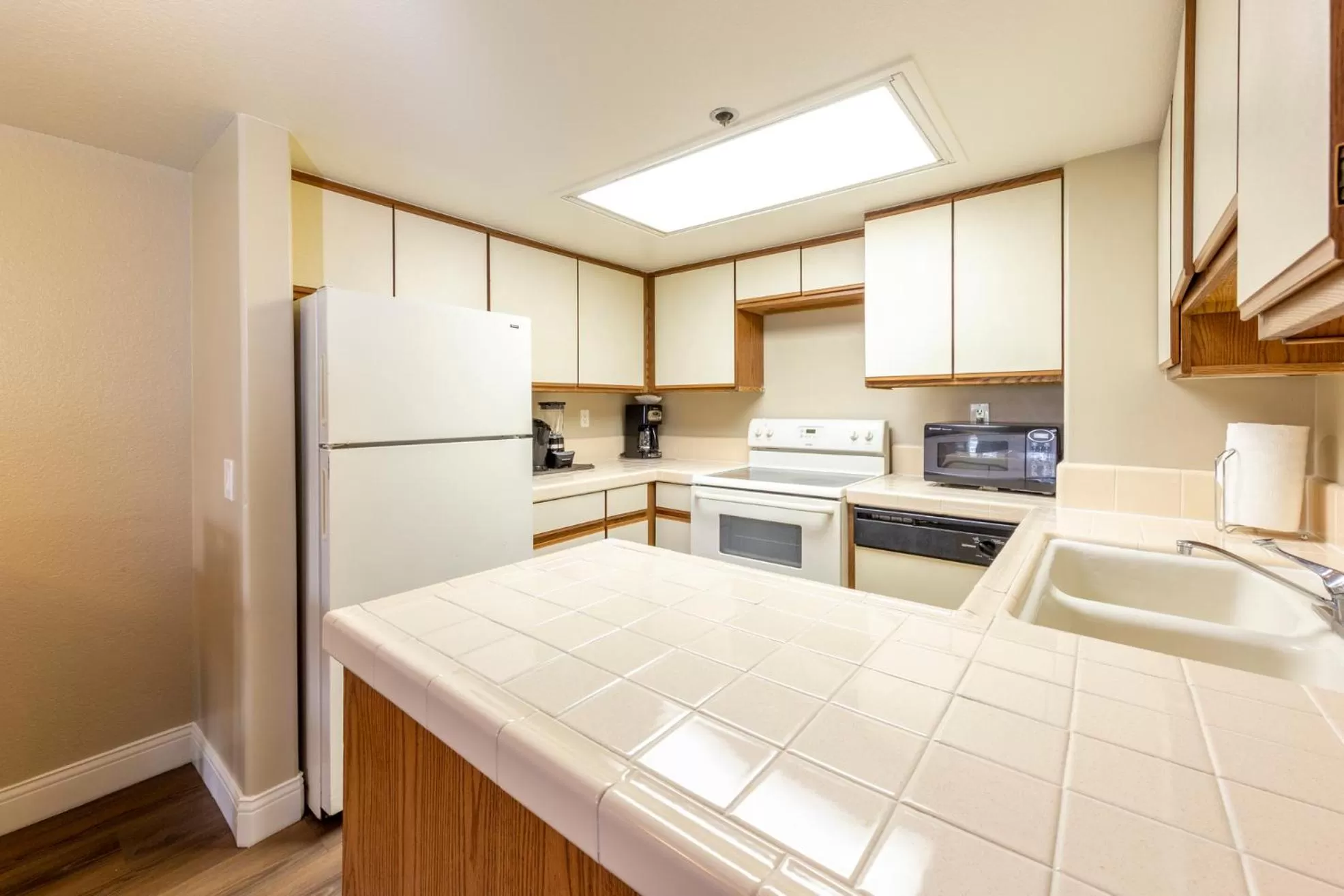 Kitchen or kitchenette in Capistrano SurfSide Inn