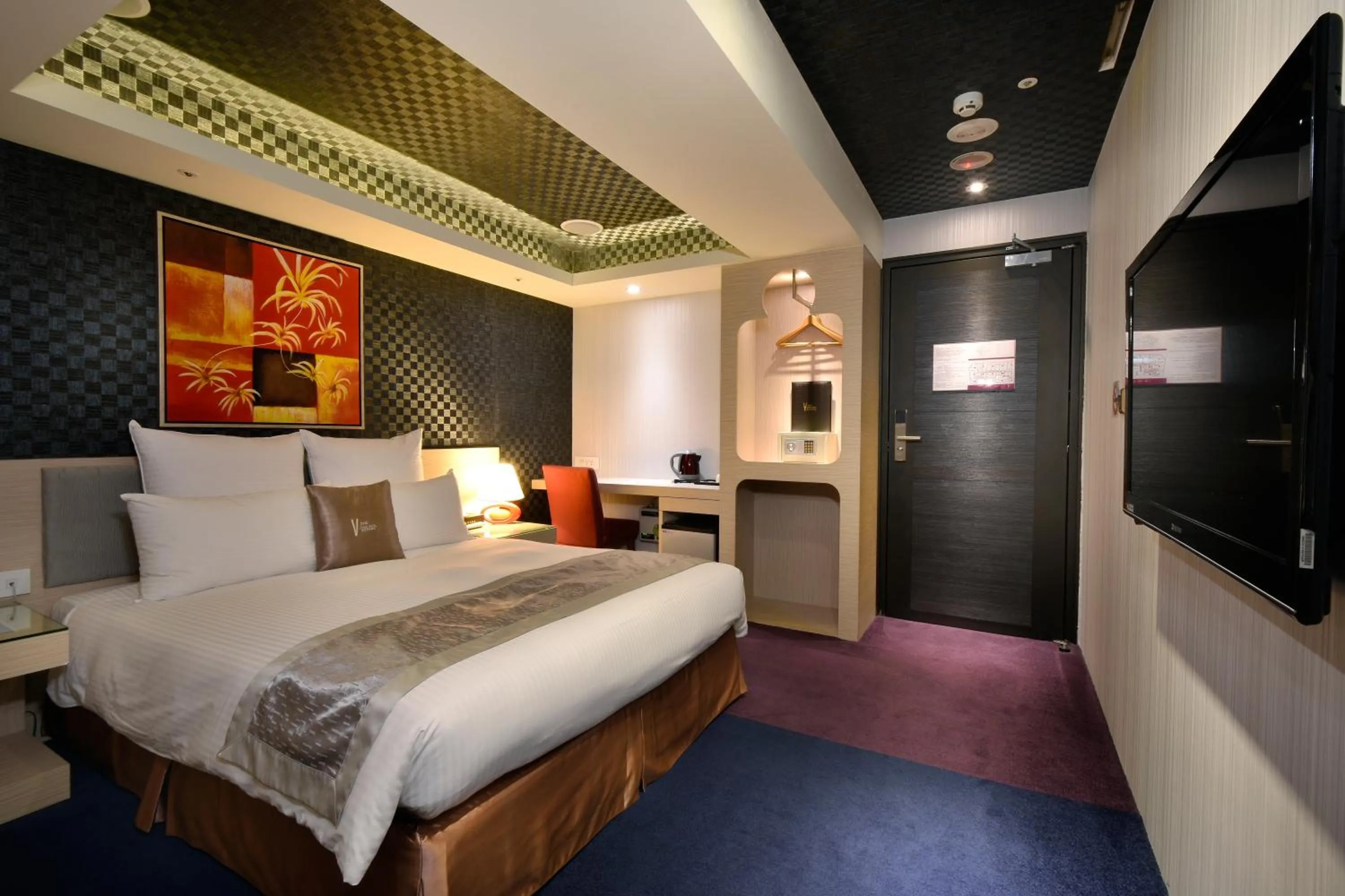 Photo of the whole room, Bed in V-one Vogue Hotel