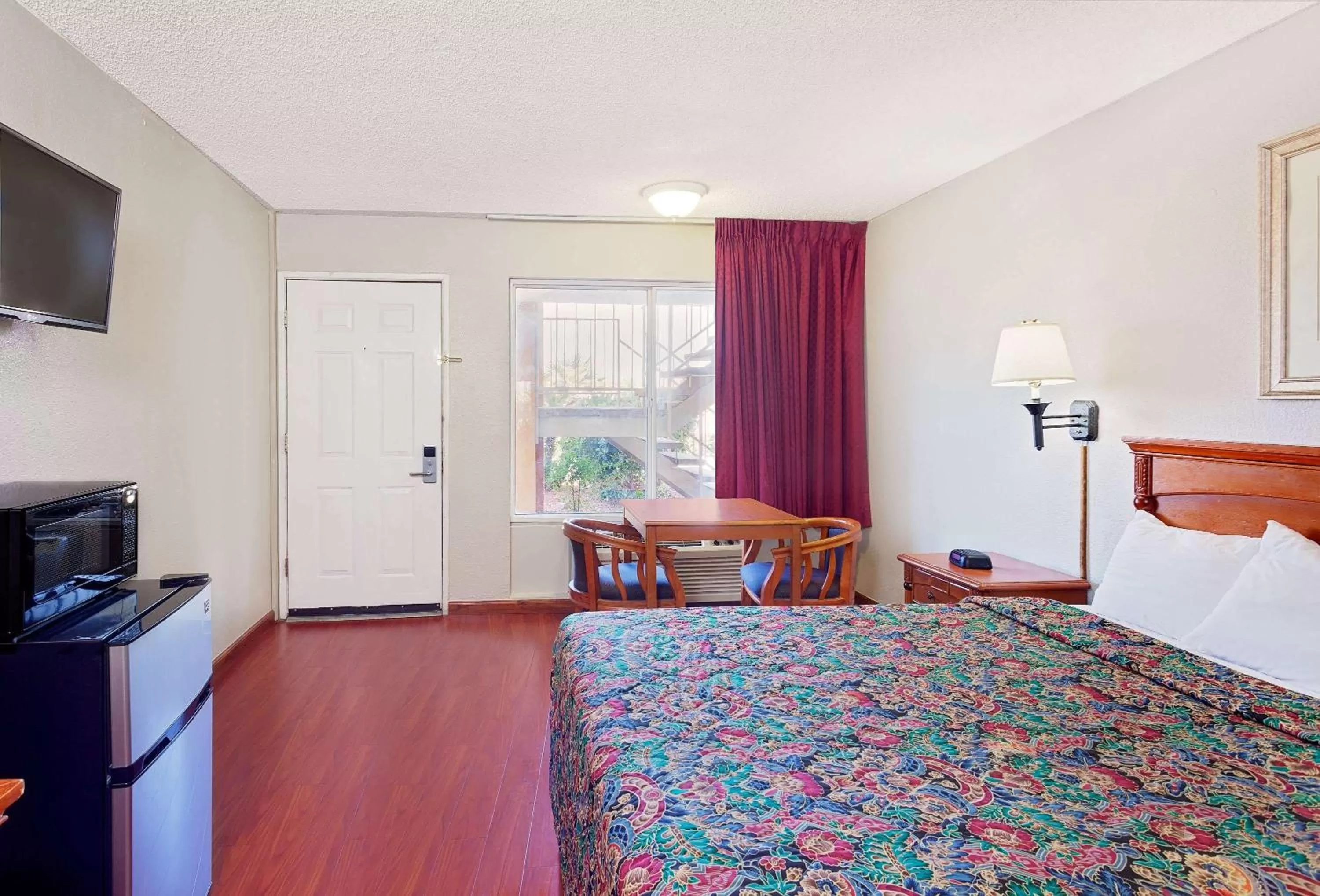 Photo of the whole room in Knights Inn Palmdale