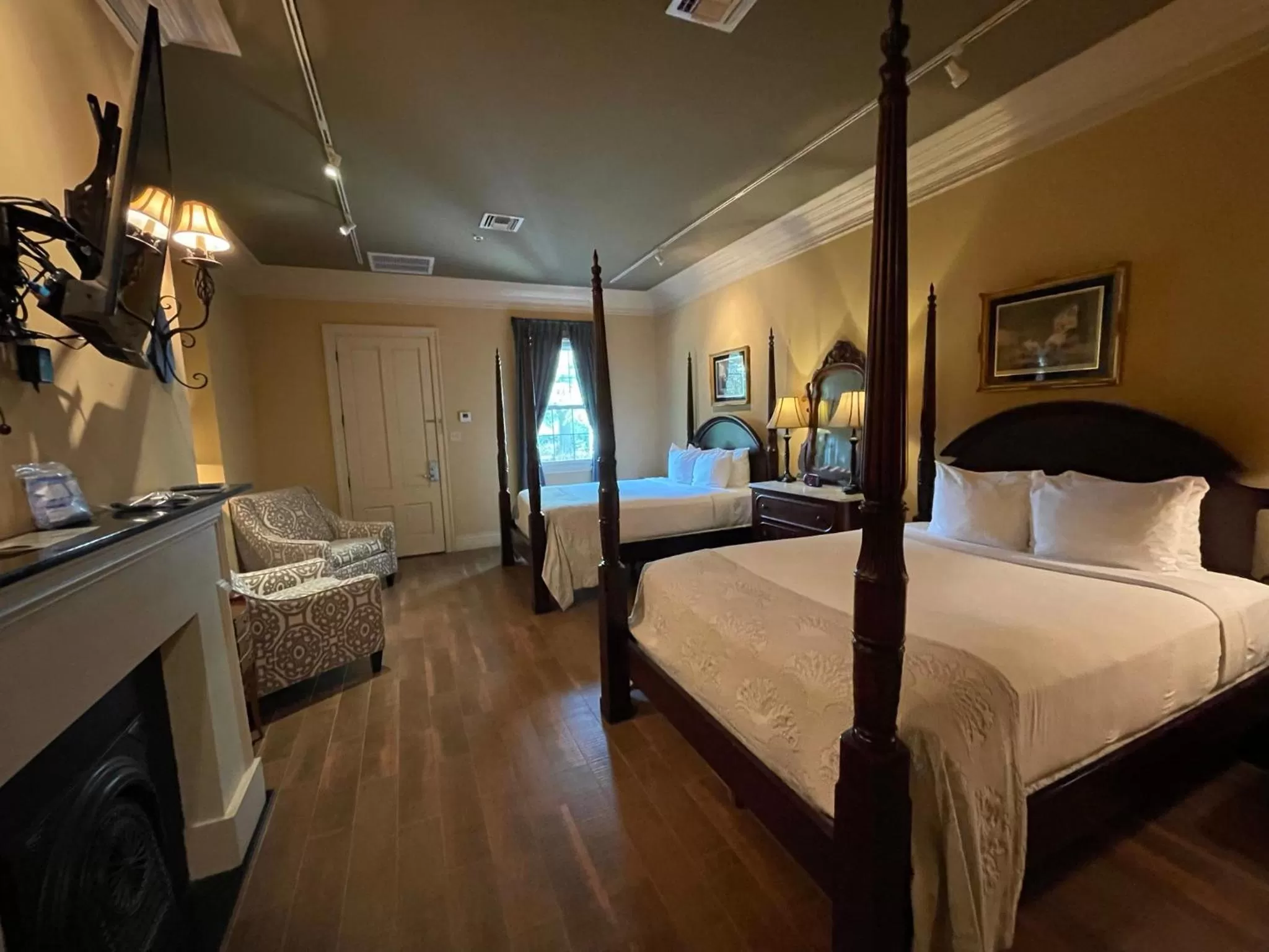 Photo of the whole room, Bed in The Inn at Houmas House Estate