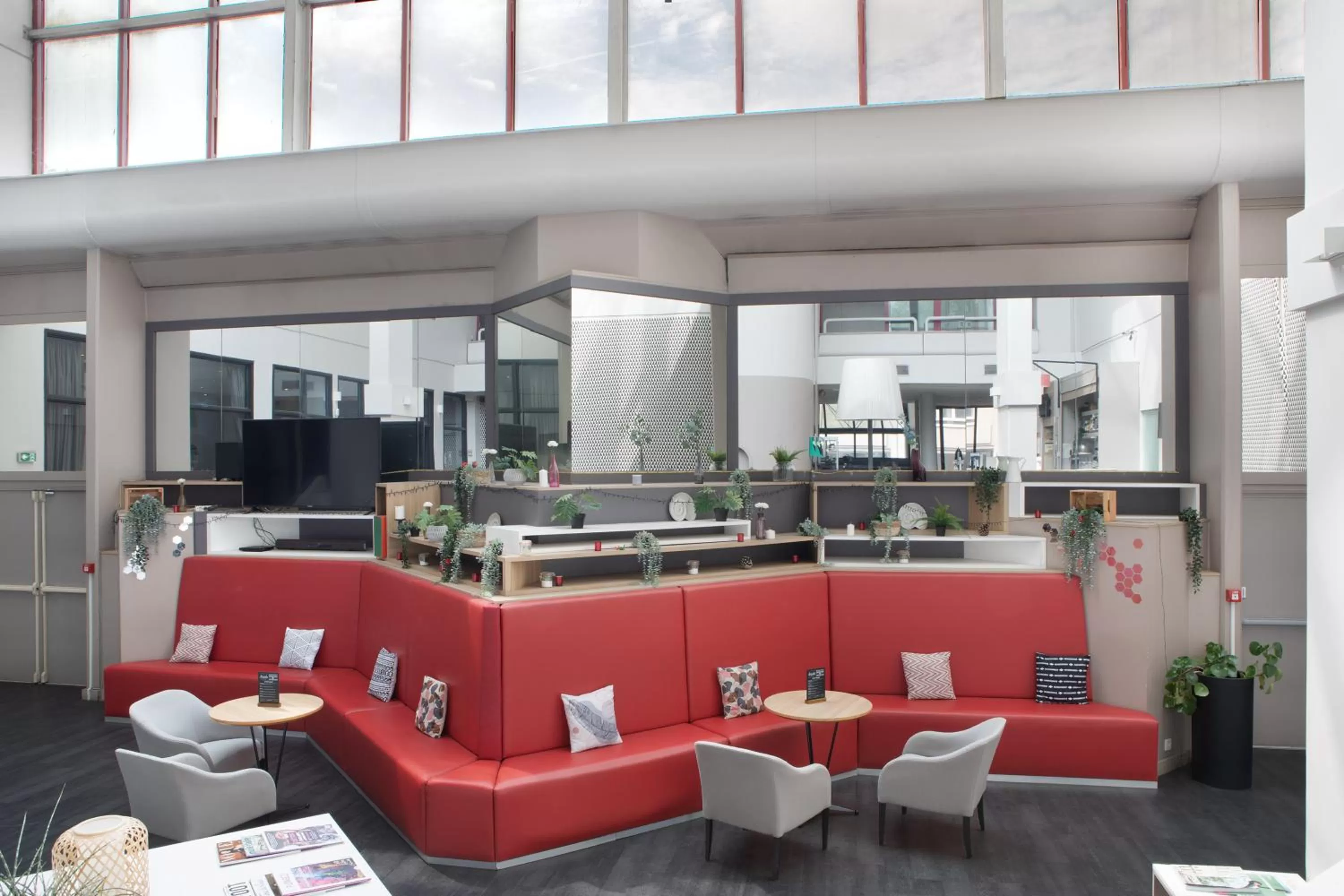 Seating area in Kyriad Paris Est - Bois de Vincennes