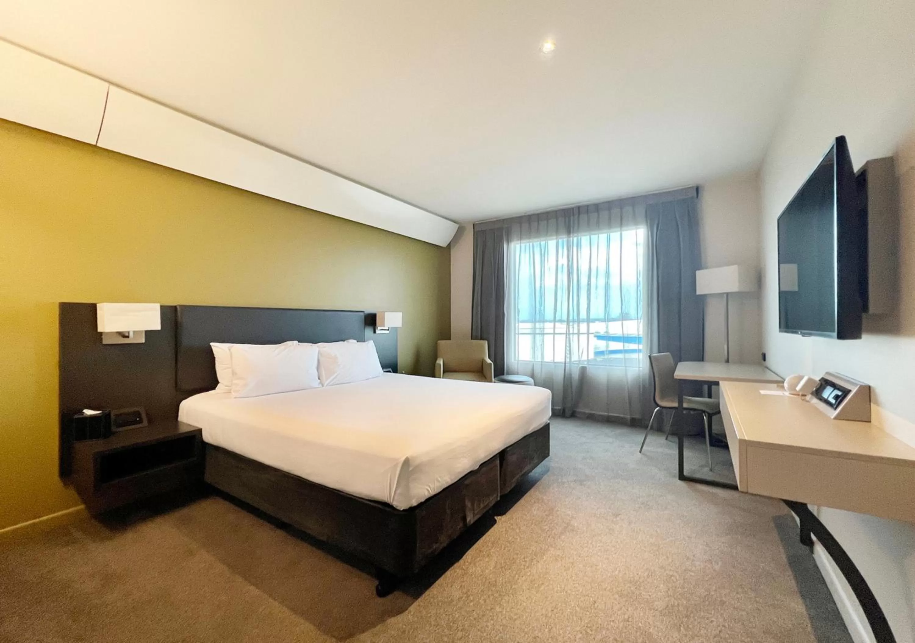 Bed in Sudima Auckland Airport