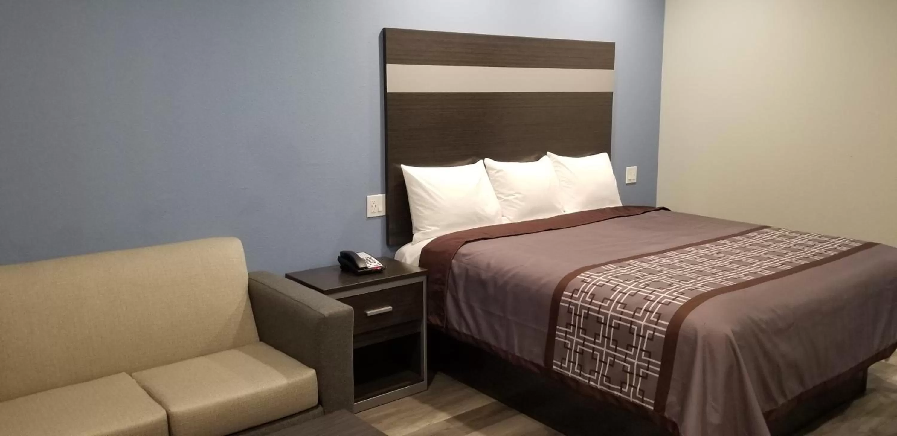 Bed in Studio 6 Deer Park, Tx