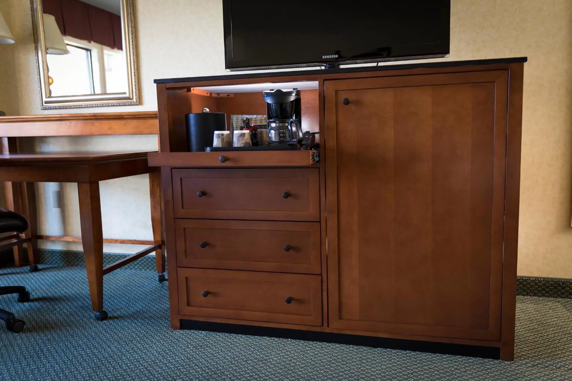 TV and multimedia in Red Lion Hotel Yakima Center