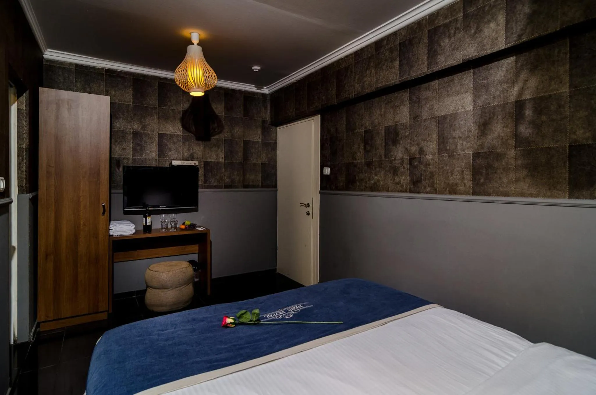 Bed, TV/Entertainment Center in Ness Hotel
