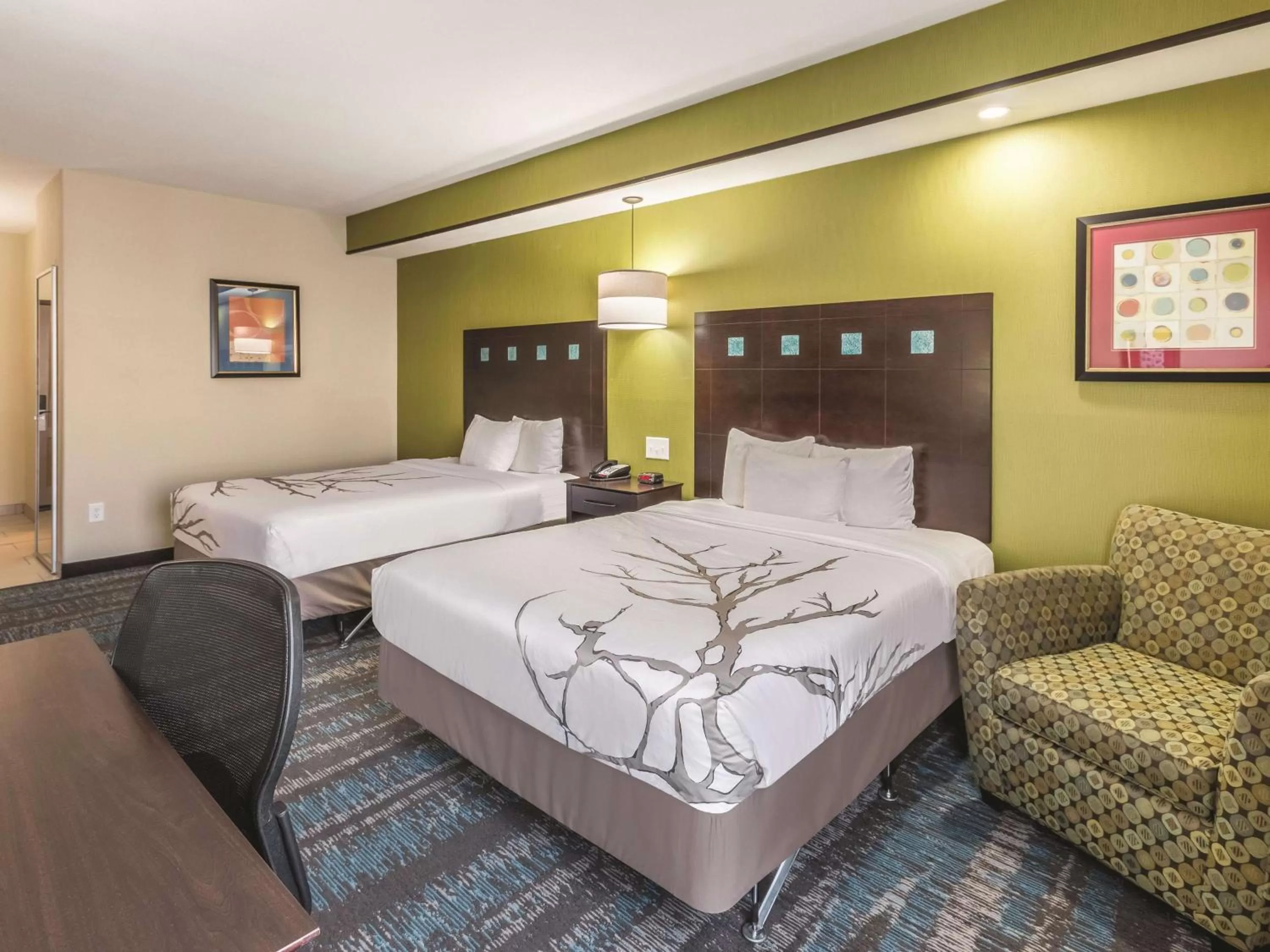 Photo of the whole room, Bed in La Quinta by Wyndham Dallas Grand Prairie South