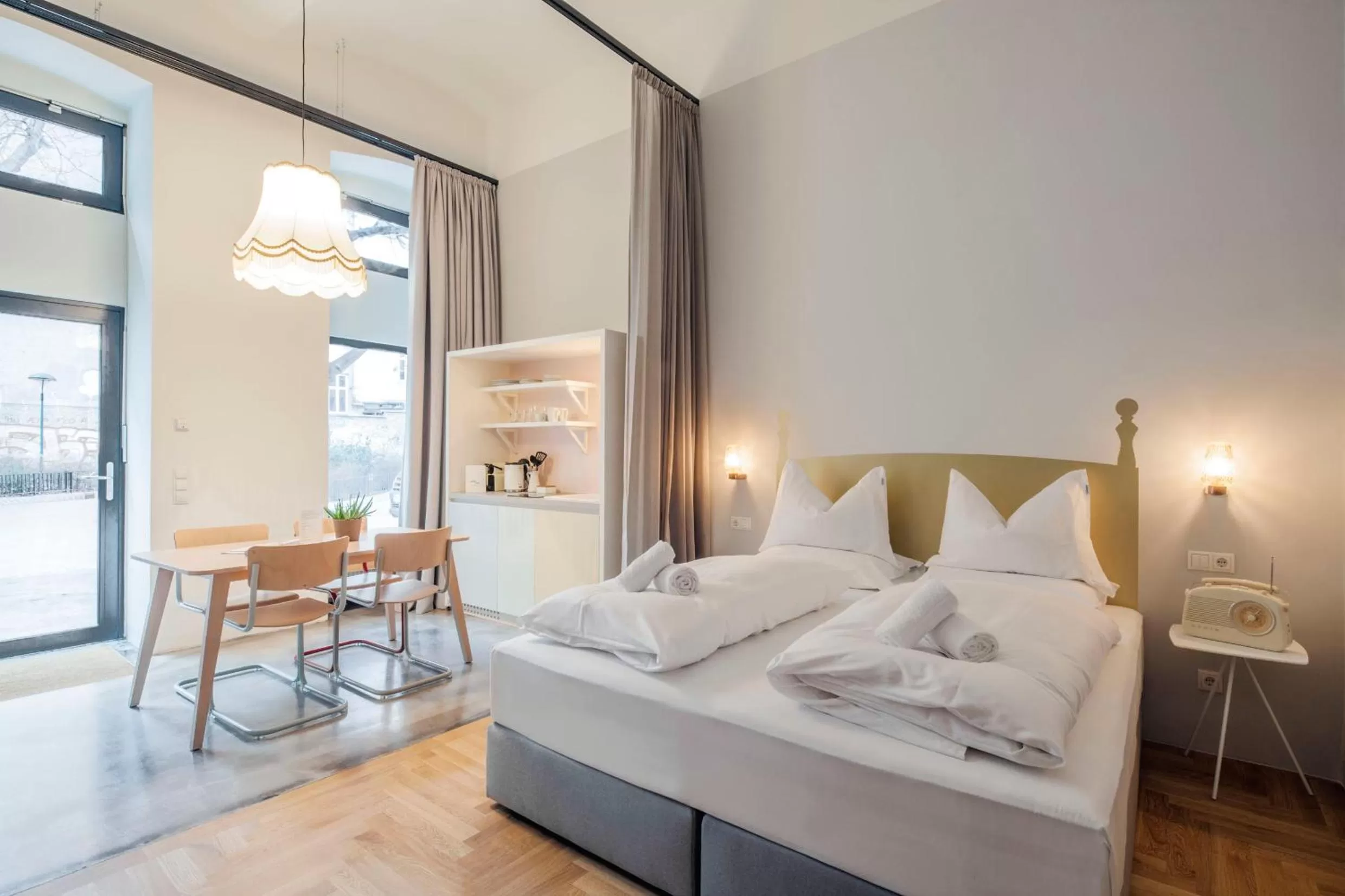 Kitchen or kitchenette, Bed in grätzlhotel Karmelitermarkt